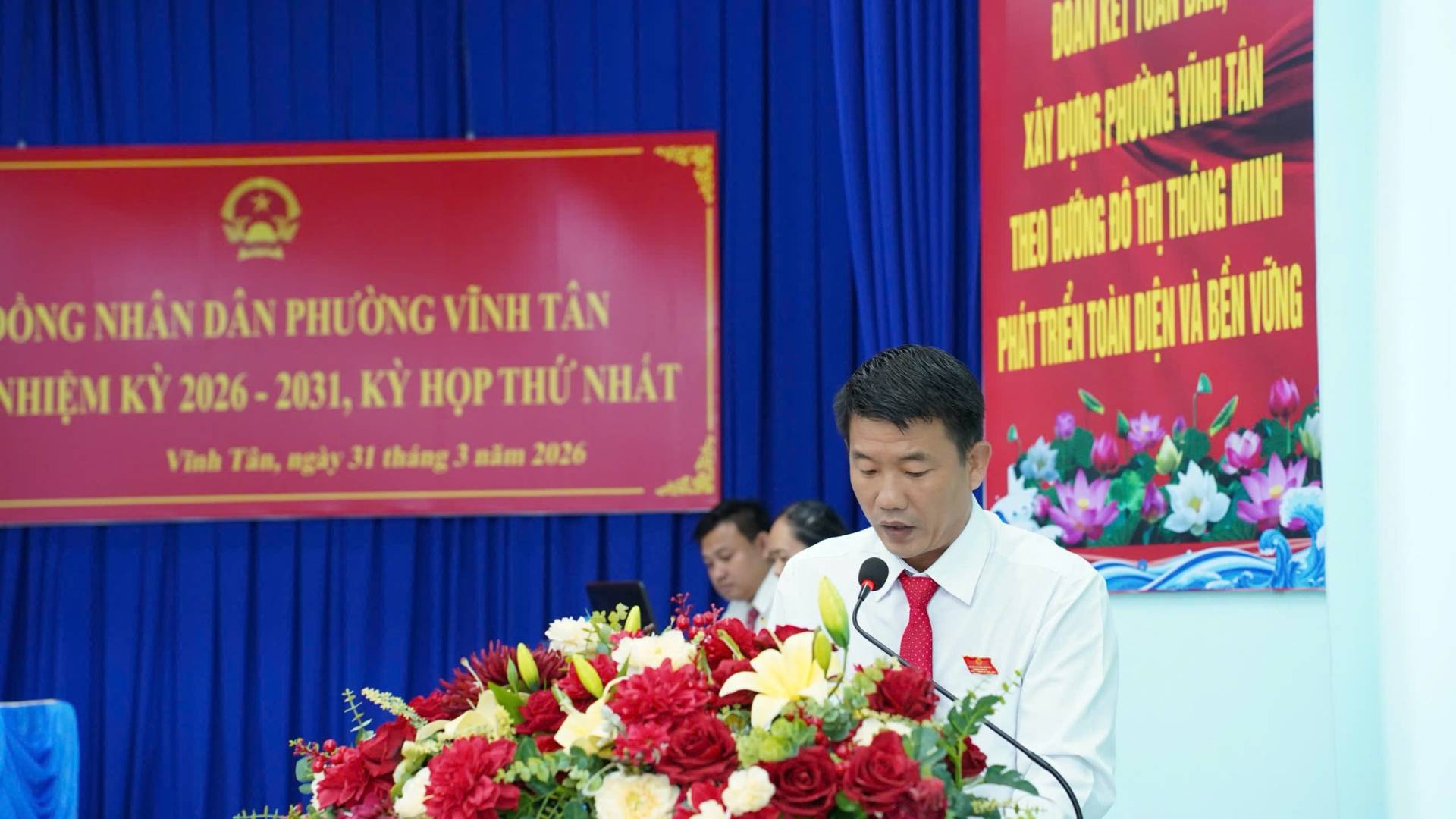 C&oacute; thể l&agrave; h&igrave;nh ảnh về c&aacute;i bục v&agrave; văn bản cho biết '&Ocirc;NG NH&Acirc;N D&Acirc;N NGNH&Acirc;ND&Aacute;NPHƯ&Ouml;GVINHT&Aacute;Y PHƯ ONG V&Igrave;NH T&Acirc;N HIỆM KY 2026 2031, KỲ HỌP THỨ NH&Aacute;T Vinh ล้, ngay 11 th&aacute;ng 3 กลิตท 2026'