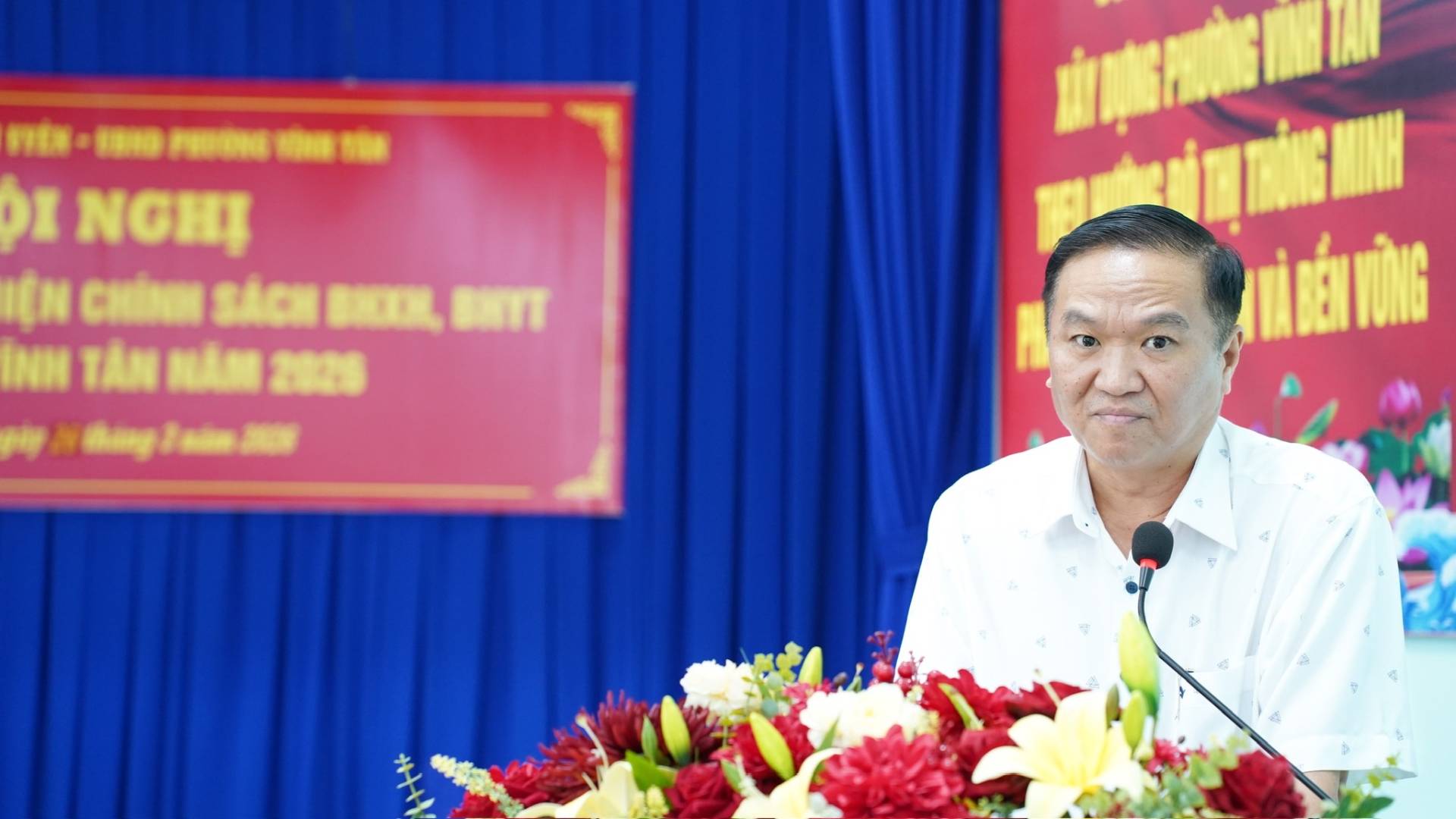 C&oacute; thể l&agrave; h&igrave;nh ảnh về c&aacute;i bục v&agrave; văn bản