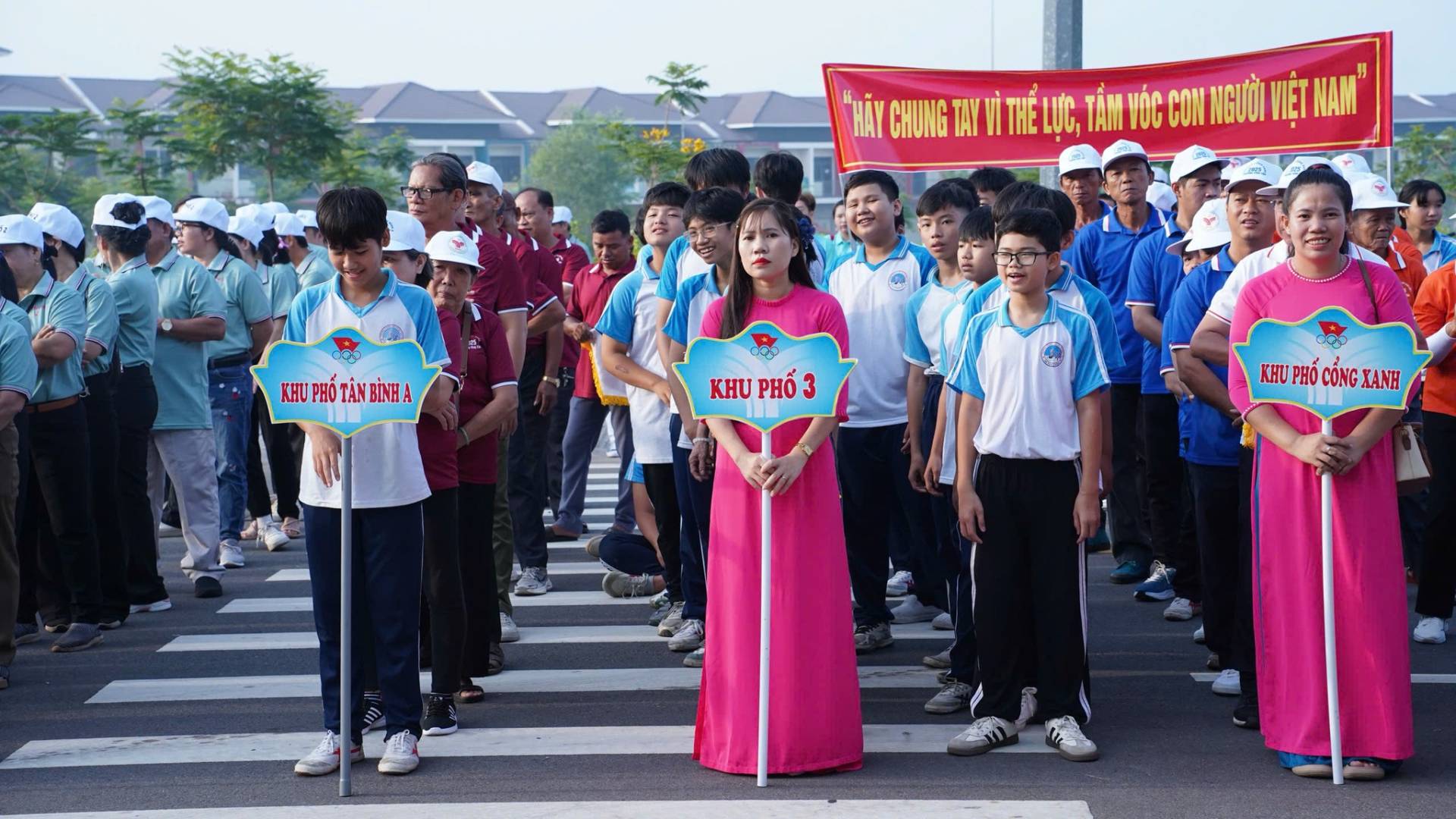 C&oacute; thể l&agrave; h&igrave;nh ảnh về một hoặc nhiều người v&agrave; văn bản cho biết '"H&Atilde;Y TИTEHOЛHT&Kappa; THỂ LỰC, TẮM V&Oacute;C CON &kappa;&sigmaf;&upsilon;ύ VIỆT NAM CHUNG KHUPHỐT&Auml;NBİNHA H&Oacute;TA KHU PHỐ KHUPH&Oacute;3 3 KHUPH&Oacute;C&Oacute;NGXANH KHU PH&Oacute; CỐNG XANH'