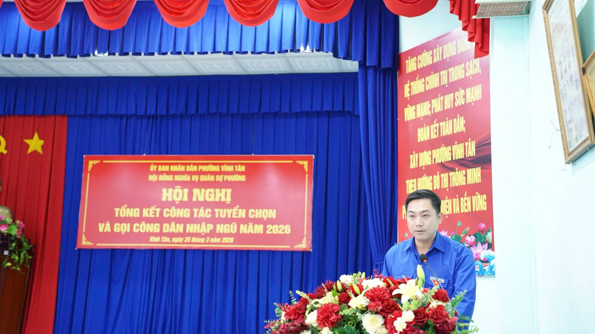 C&oacute; thể l&agrave; h&igrave;nh ảnh về &lrm;c&aacute;i bục v&agrave; &lrm;văn bản cho biết '&lrm;NIN&Eacute;NINAN ن BAN SAN NH&Acirc;N Đ&Acirc;N PHƯƠNG V&Igrave;NH T&Acirc;N HỘ ĐỒNG NGHM QU&Acirc;N sự HOI H&Ocirc;INGHI NGHỊ TỐNG KẾT C&Ocirc;NG T&Aacute;C TUYẾN CHỌN V&Agrave; GỌI C&Ocirc;NG D&Acirc;N NHẬP NGŨ NĂM 2026 Ck 器 融放映活動 dng nle 2028&lrm;'&lrm;&lrm;