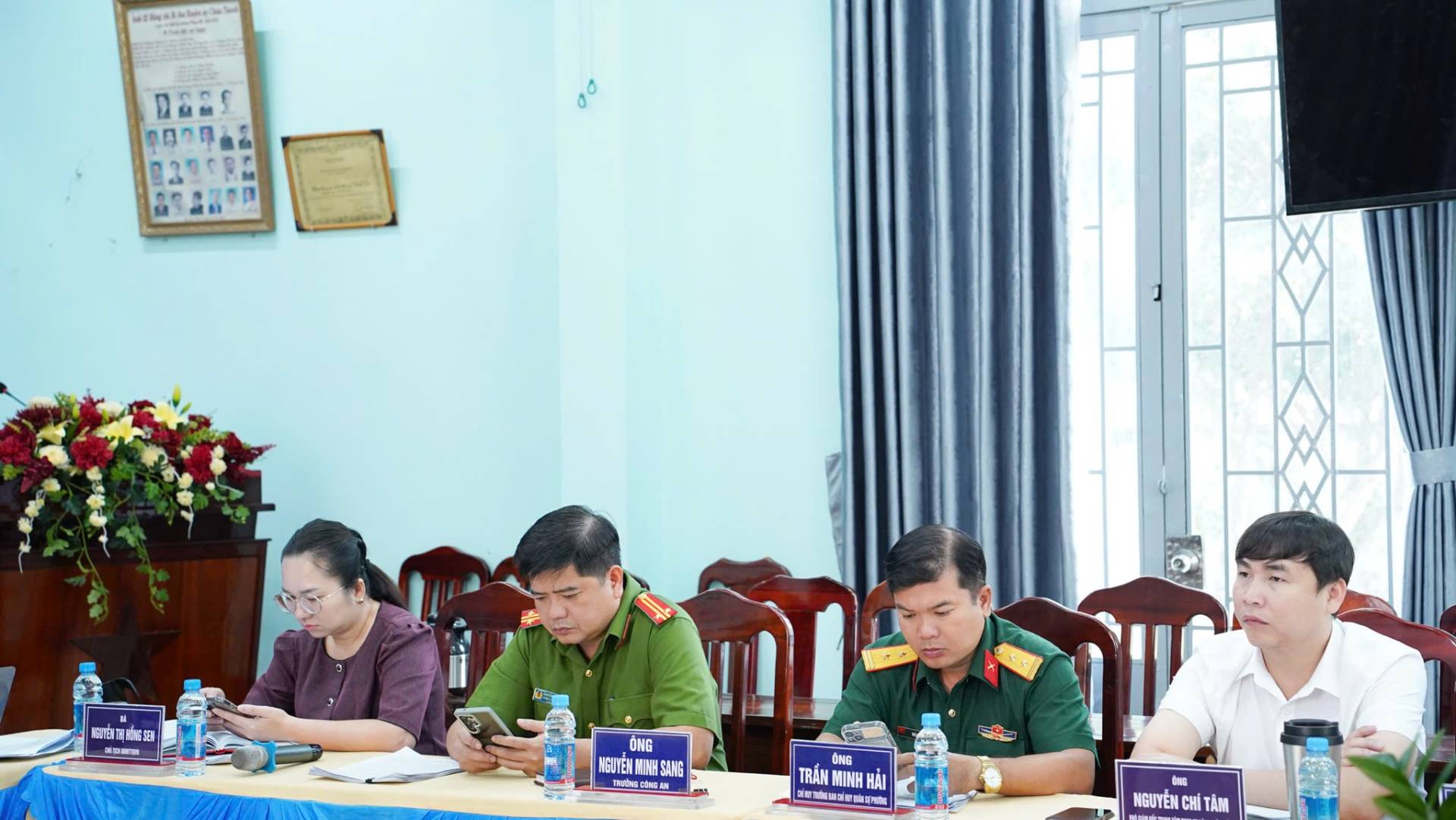 C&oacute; thể l&agrave; h&igrave;nh ảnh về một hoặc nhiều người, b&agrave;n cờ v&agrave; văn bản