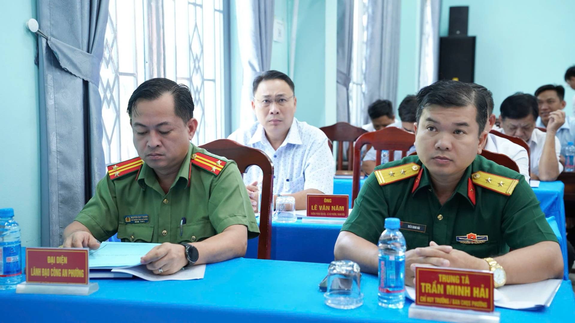 C&oacute; thể l&agrave; h&igrave;nh ảnh về một hoặc nhiều người v&agrave; văn bản