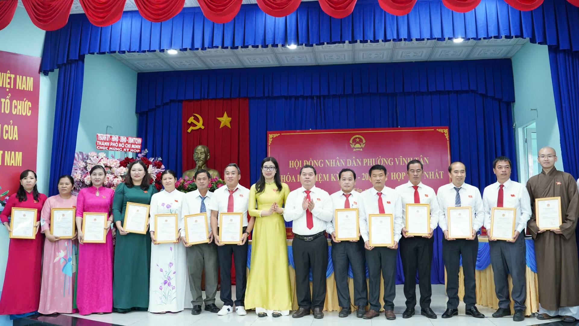 C&oacute; thể l&agrave; h&igrave;nh ảnh về c&aacute;i bục v&agrave; văn bản