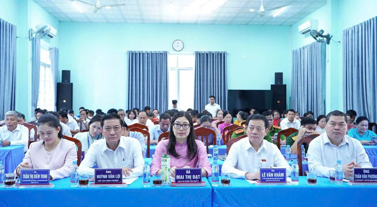 C&oacute; thể l&agrave; h&igrave;nh ảnh về một hoặc nhiều người, b&agrave;n, c&aacute;i bục v&agrave; văn bản