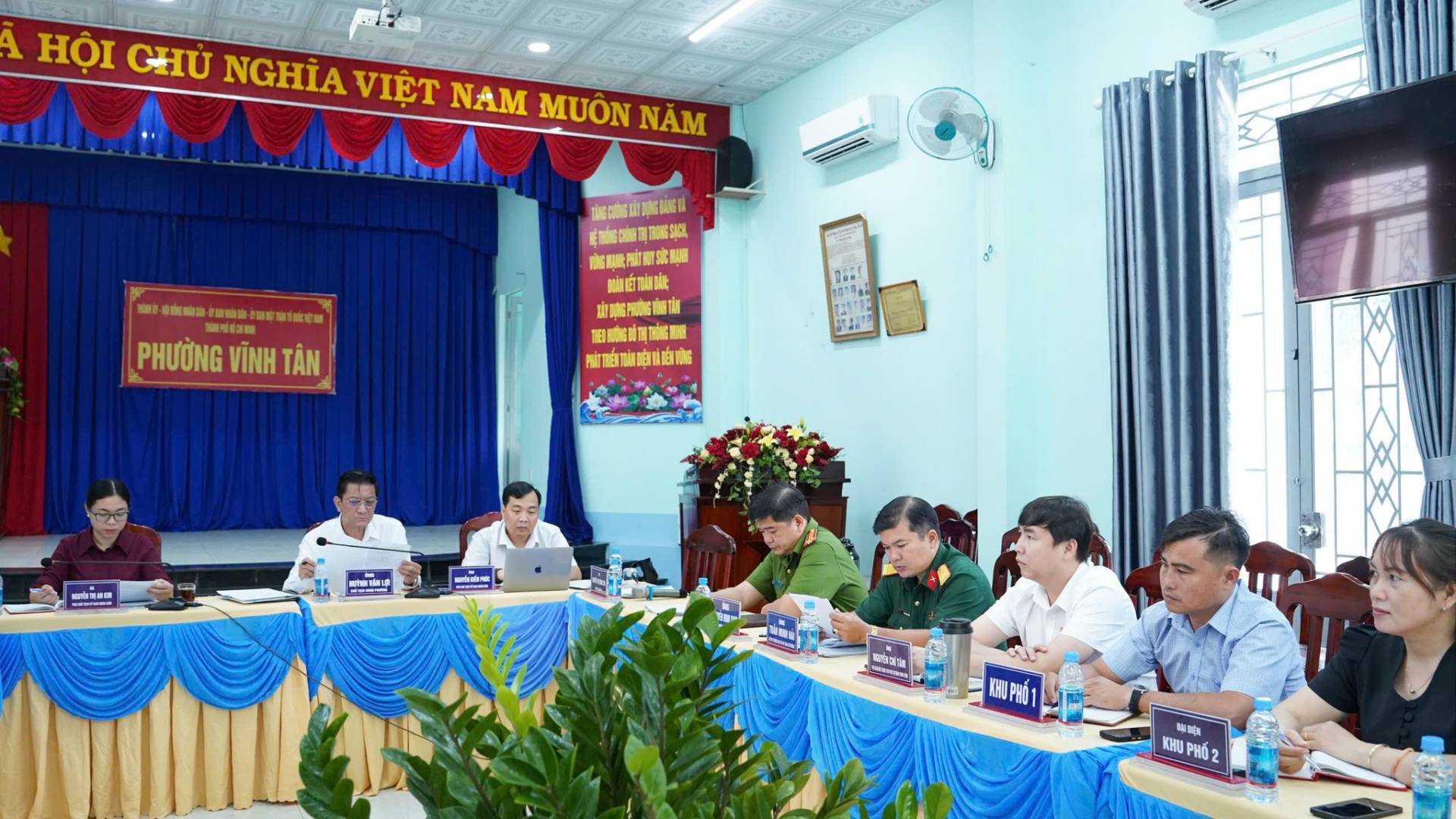 C&oacute; thể l&agrave; h&igrave;nh ảnh về c&aacute;i bục v&agrave; văn bản