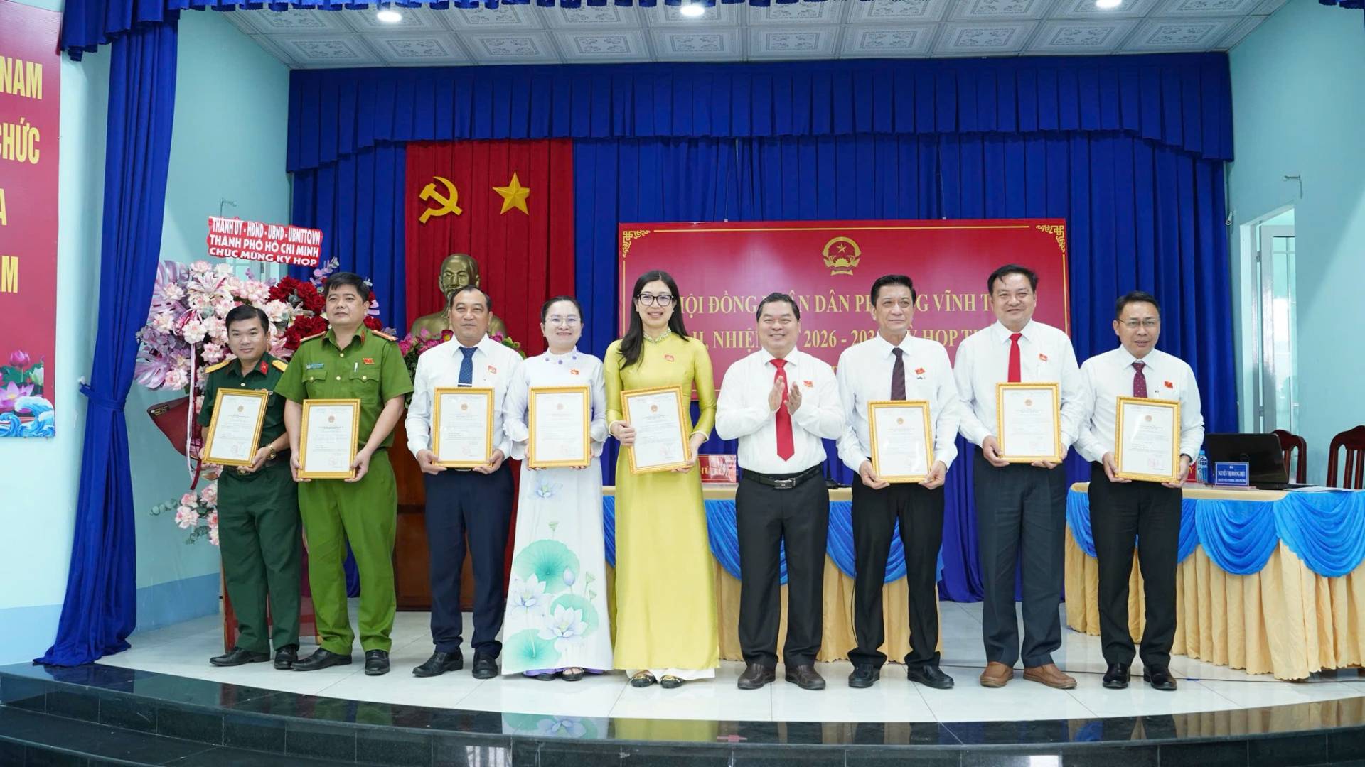 C&oacute; thể l&agrave; h&igrave;nh ảnh về một hoặc nhiều người v&agrave; văn bản