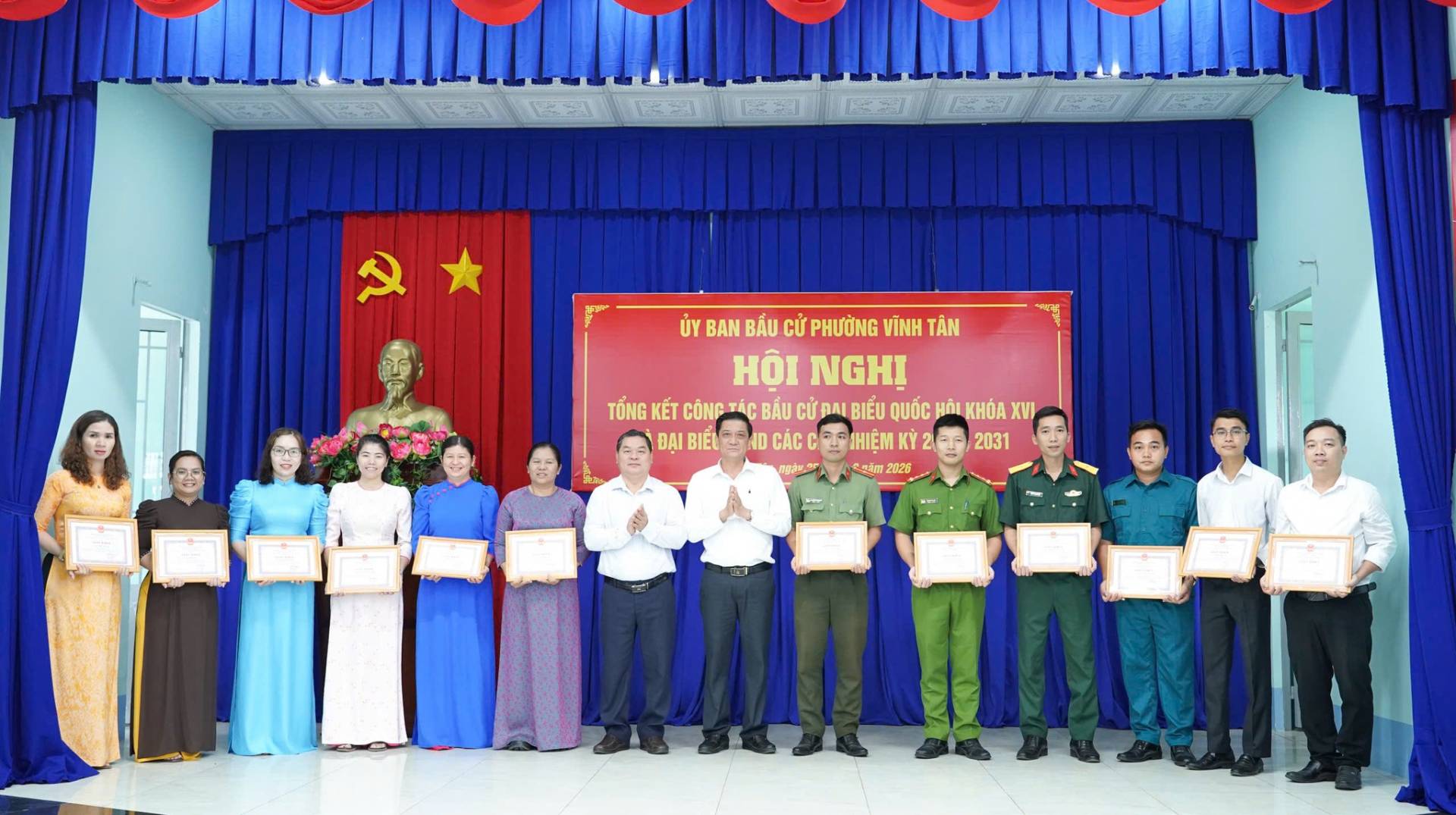 C&oacute; thể l&agrave; h&igrave;nh ảnh về c&aacute;i bục v&agrave; văn bản cho biết '2 가리면 ỦY BAN B&Aacute;U CỬ PHƯỞNG V&Igrave;NH T&Acirc;N HỘI NGHỊ TỐNG KẾT C&Ocirc;NG BẤU CỬ ጠለ BIỂU QUỐC म્રત KH&Oacute;A XVI XVI ĐẠI BIẾU ND C&Aacute;C 5 THIỆM KY 2031 C9Am20 2026'