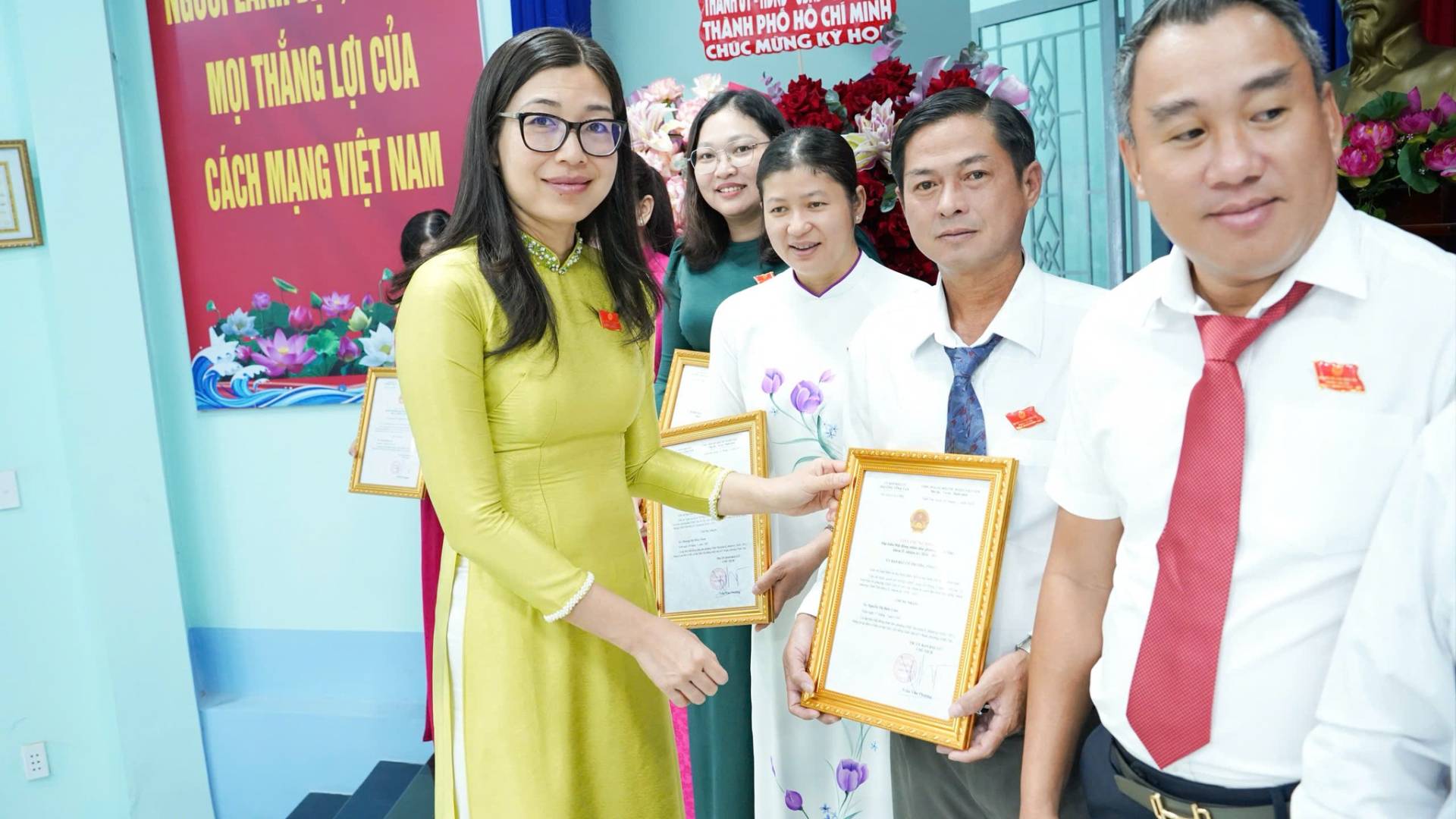 C&oacute; thể l&agrave; h&igrave;nh ảnh về một hoặc nhiều người, bệnh viện v&agrave; văn bản