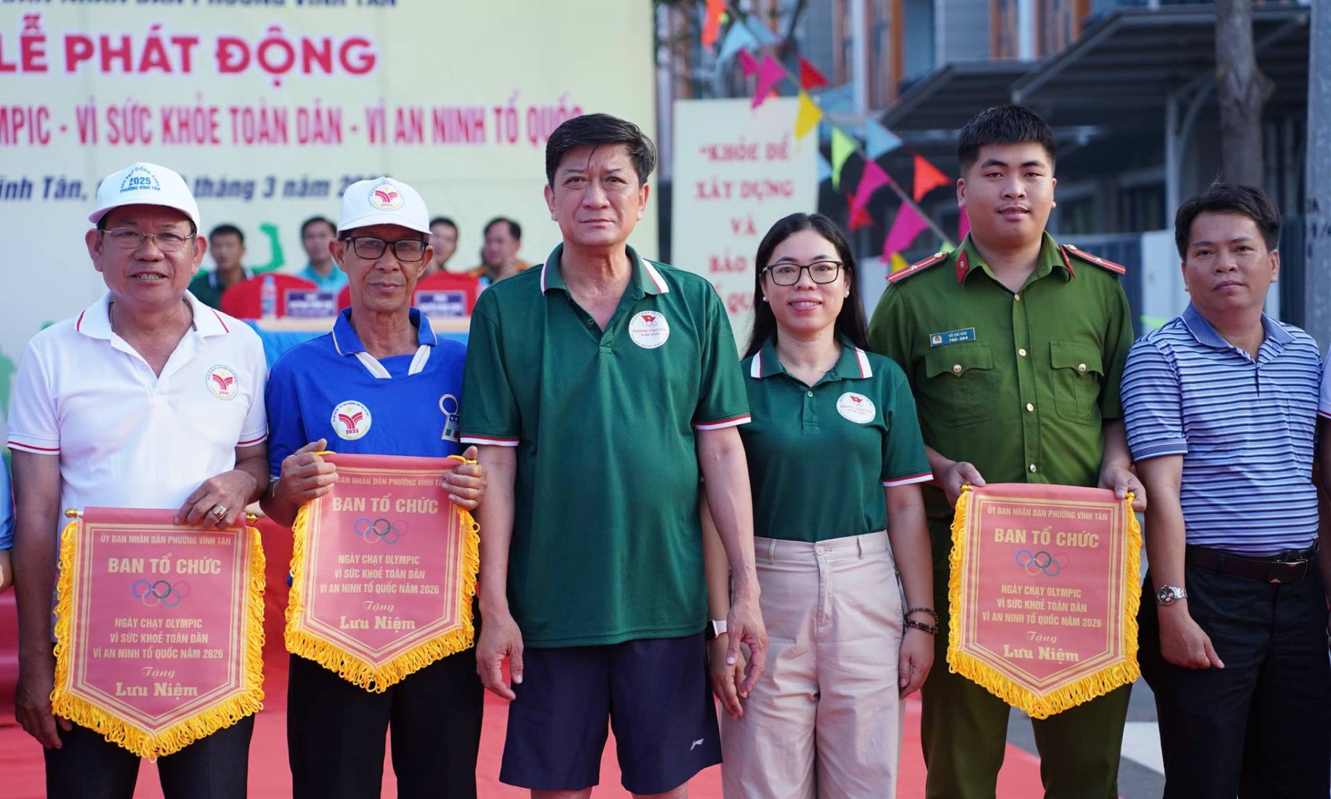 C&oacute; thể l&agrave; h&igrave;nh ảnh về một hoặc nhiều người v&agrave; văn bản