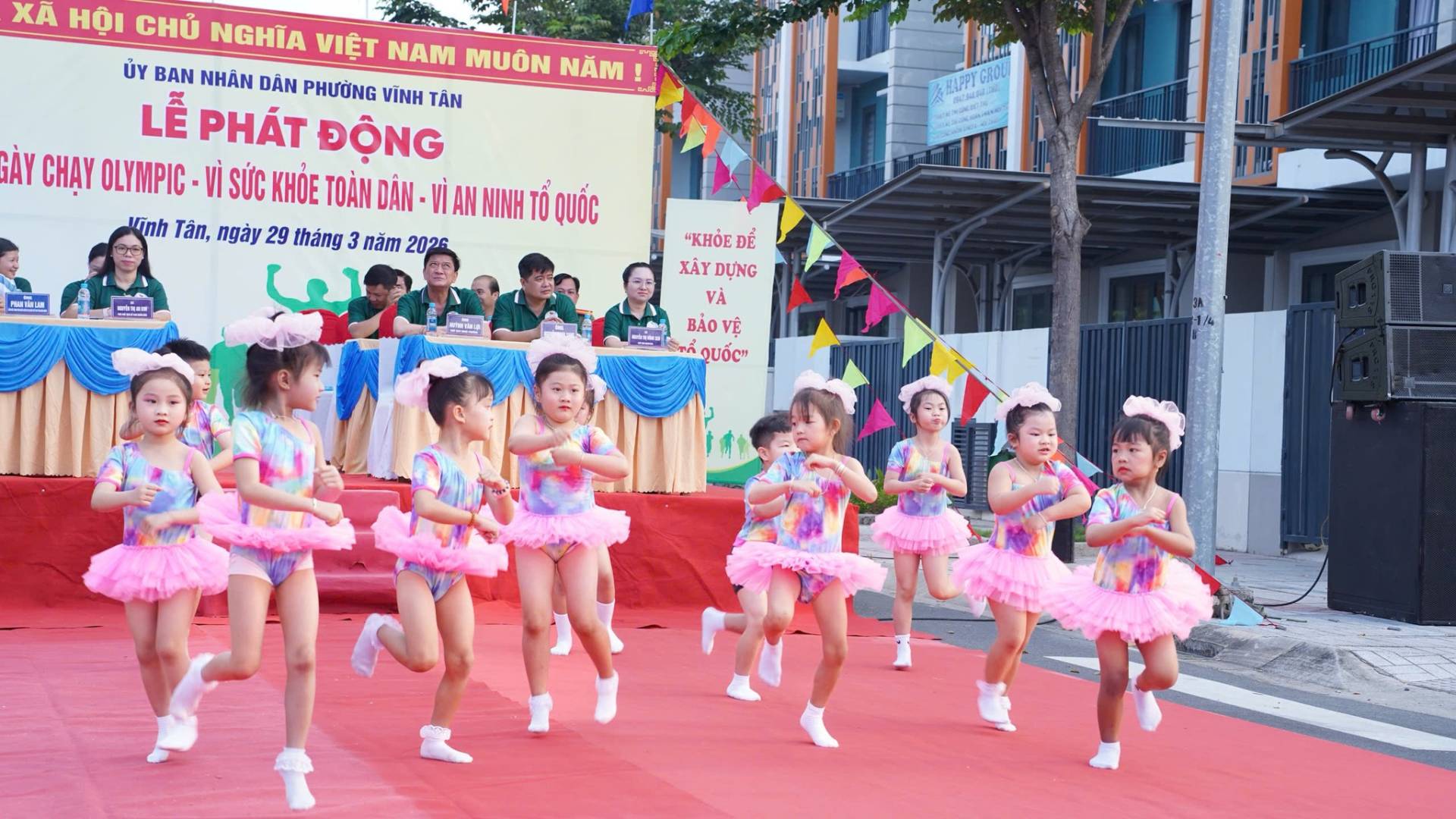 C&oacute; thể l&agrave; h&igrave;nh ảnh về đang khi&ecirc;u vũ v&agrave; văn bản cho biết 'A HỘI CHй NGHĨA VIỆT NAM MU&Ocirc;N NĂM ỦY BAN NH&Acirc;N D&Acirc;N PHƯỞNG VĨNH T&Acirc;N LỄ PH&Aacute;T ĐỘNG ẢY CHẠY OLYMPIC- V&Igrave; SỨC KHỎE TO&Agrave;N D&Acirc;N -V V&Igrave;AN AN NINH TỔ QUỐC V&igrave;nh T&acirc;n, nAy 29 th&aacute;ng 3 năm 2026 BLPPI JaI မးခင် NaE កវវម្កា MNEN "KHόE ĐỂ KAY DỰNG V A BẢO VỆ QUốC'