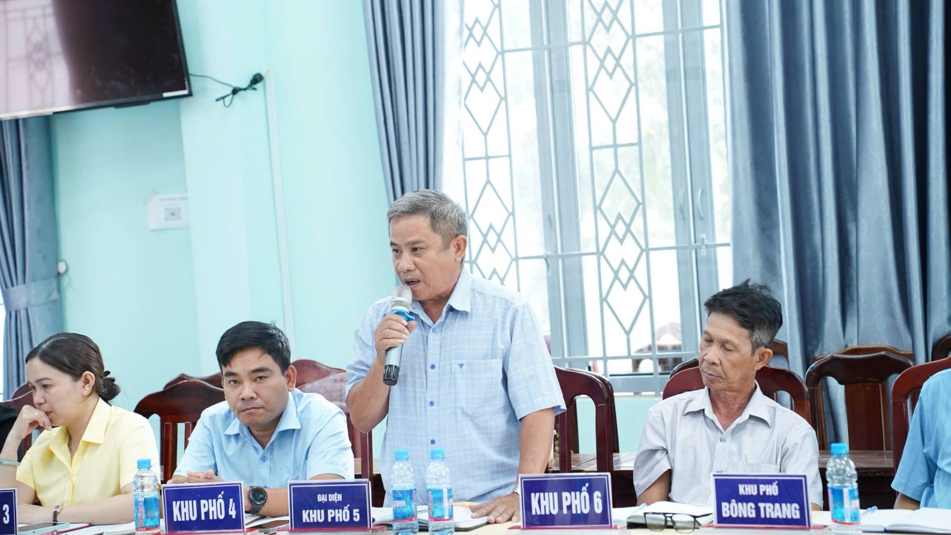 C&oacute; thể l&agrave; h&igrave;nh ảnh về một hoặc nhiều người v&agrave; văn bản cho biết 'KHU KHUPHỐ4 PHỐ DAI DIỆN KHu PHỐ 5 5 KHU PHỐ KHUPHỐG 6 KHU PH&Oacute; B&Ocirc;NG B&Ocirc;NGTRANG TRANG'