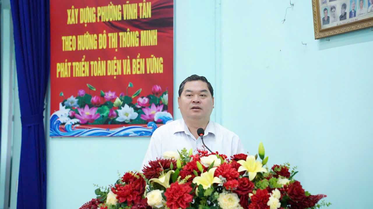 C&oacute; thể l&agrave; h&igrave;nh ảnh về văn bản cho biết 'X&Acirc;Y DỰNG PHƯỜNG VINH T&Acirc;N THEO HƯỞNGB&Oacute; THỊ TH&Ocirc;NG MINH PH&Aacute;T TRI&Eacute;N TO&Agrave;N DIỆN V&Agrave; B&Eacute;N VỪNG'