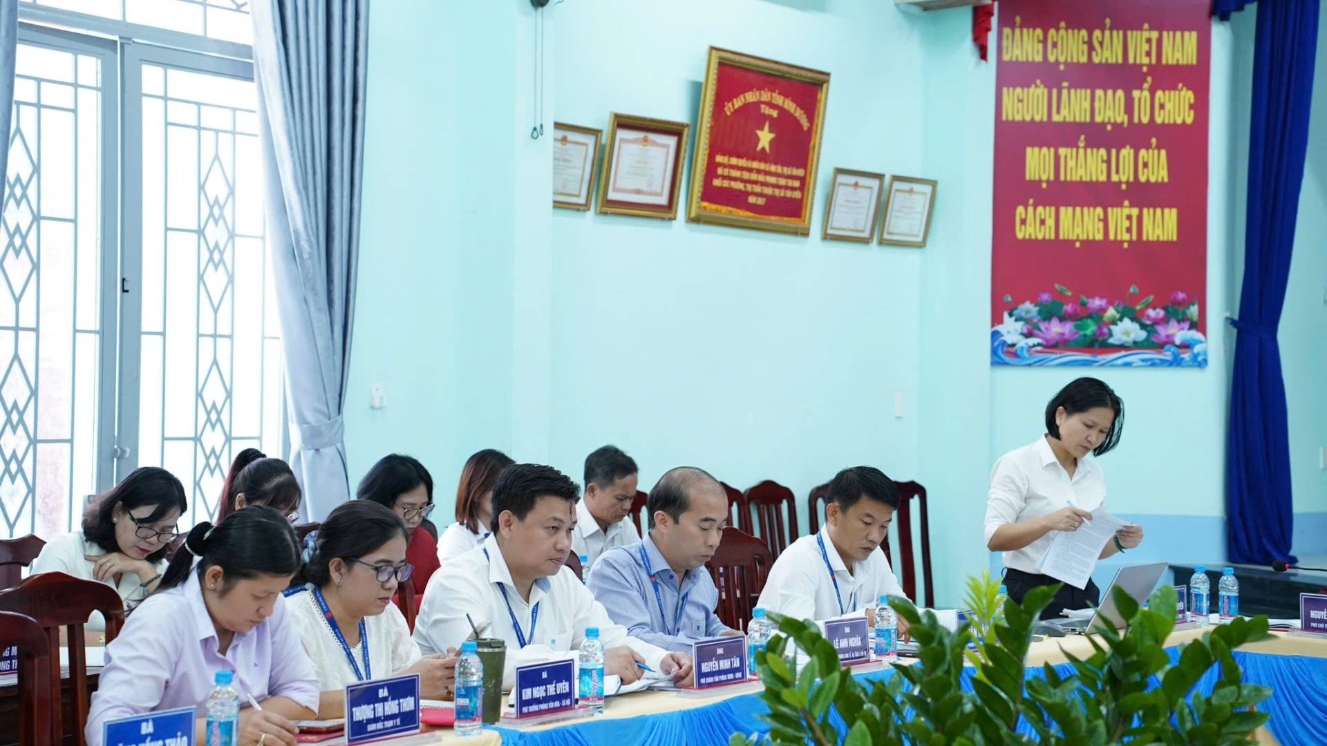 C&oacute; thể l&agrave; h&igrave;nh ảnh về một hoặc nhiều người, mọi người đang học v&agrave; văn bản