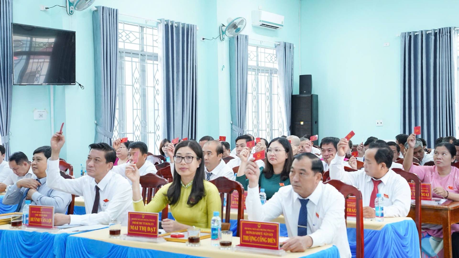 C&oacute; thể l&agrave; h&igrave;nh ảnh về một hoặc nhiều người, mọi người đang học, b&agrave;n v&agrave; văn bản