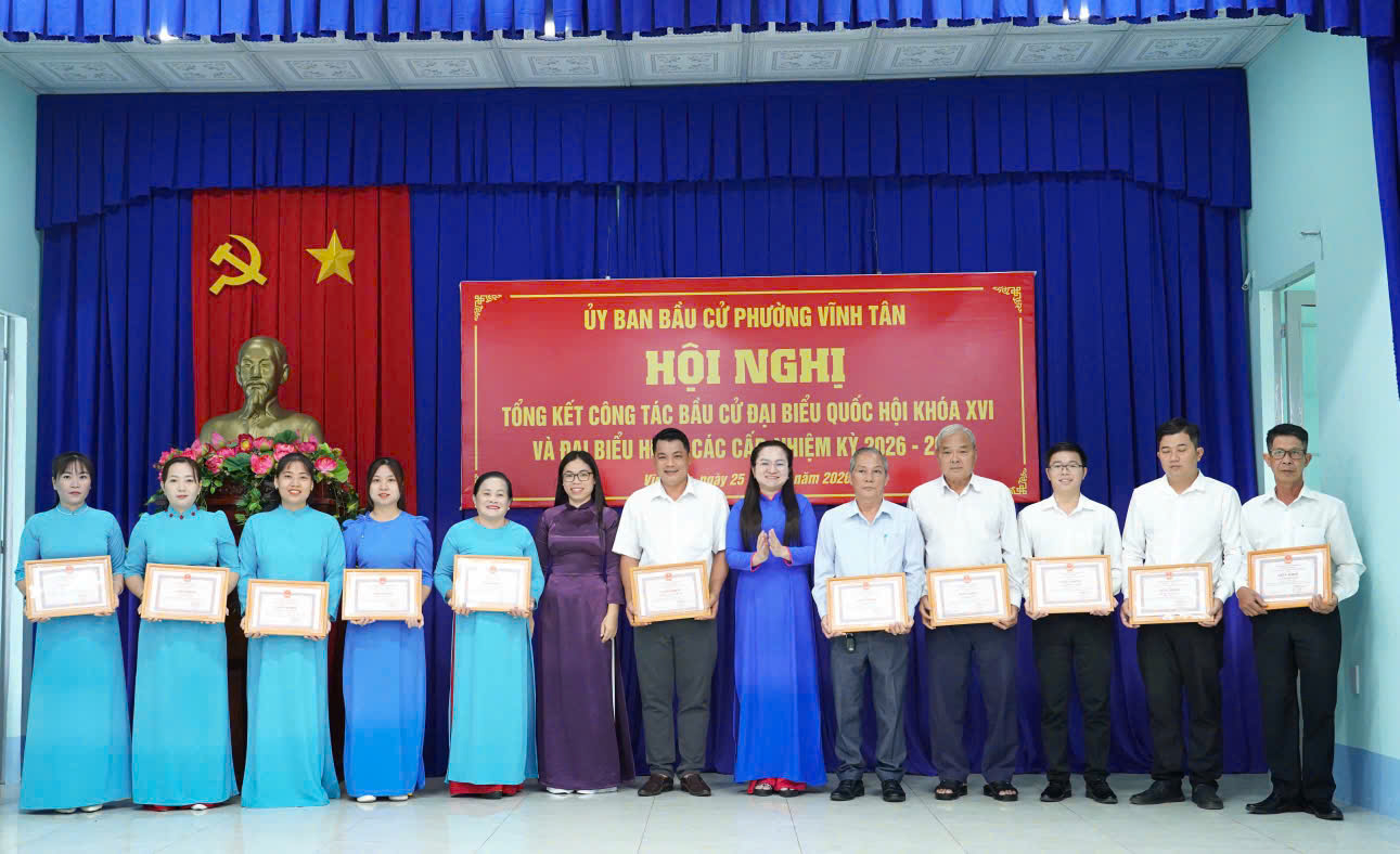 C&oacute; thể l&agrave; h&igrave;nh ảnh về một hoặc nhiều người v&agrave; văn bản cho biết 'Q ỦY BAN BẦU CỬ PHƯỜNG V&Igrave;NH T&Acirc;N H&Ocirc;I NGHI TỐNG KẾT C&Ocirc;NG T&Aacute;C BẤU CỬ CỬĐẠI BIỂU QUỐC HỘI KH&Oacute;A XVI V&Agrave; pAi BIỂU ዘ HG2 C&Aacute;C CẤ YIỆM KỲ 2026 2 m라y25 aam 2020'