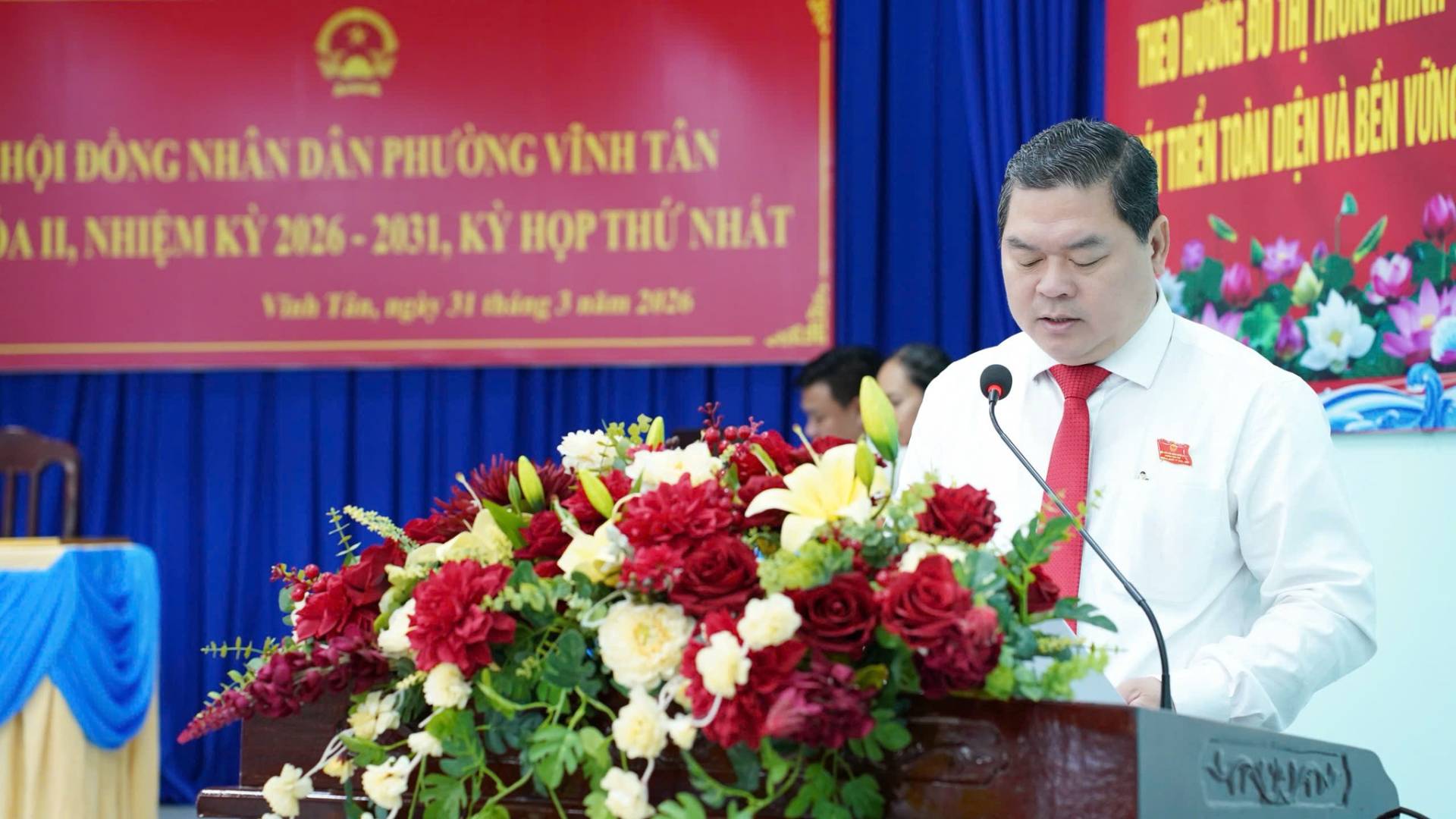 C&oacute; thể l&agrave; h&igrave;nh ảnh về c&aacute;i bục v&agrave; văn bản cho biết 'HỘI ĐỒNG NH&Acirc;N D&Acirc;N PHU V&Igrave;NH T&Acirc;N AIL, NHIỆMKY 2026 2031, KỲ HỌP THỨ NHẤT 1ஙம் T&acirc;n ngảs 31 a&aacute;m 2026 말시 2ই पায়র'