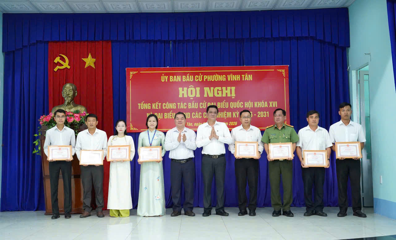 C&oacute; thể l&agrave; h&igrave;nh ảnh về một hoặc nhiều người v&agrave; văn bản cho biết 'ጋ 産道 ỦY BAN BẤU CỬ PHƯỜNG VĨNH T&Acirc;N H&Ocirc;I NGHI TỐNG KẾT C&Ocirc;NG T&Aacute;C BẤU CỬ ỬPAL BI BIỂU QUỐC HỘI KH&Oacute;A &chi;&iota; ẠI BIỂU C&Aacute;C NHIỆM KỲ 2031 Tăn, በ 2026'