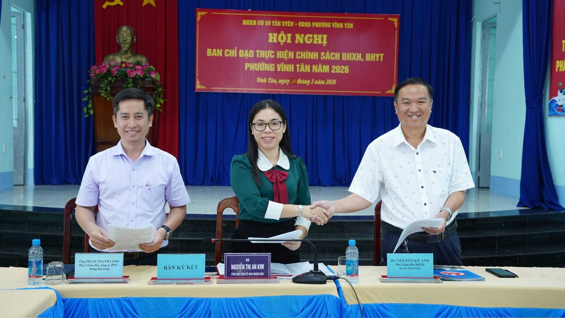 C&oacute; thể l&agrave; h&igrave;nh ảnh về đồ chơi trẻ em, c&aacute;i bục v&agrave; văn bản