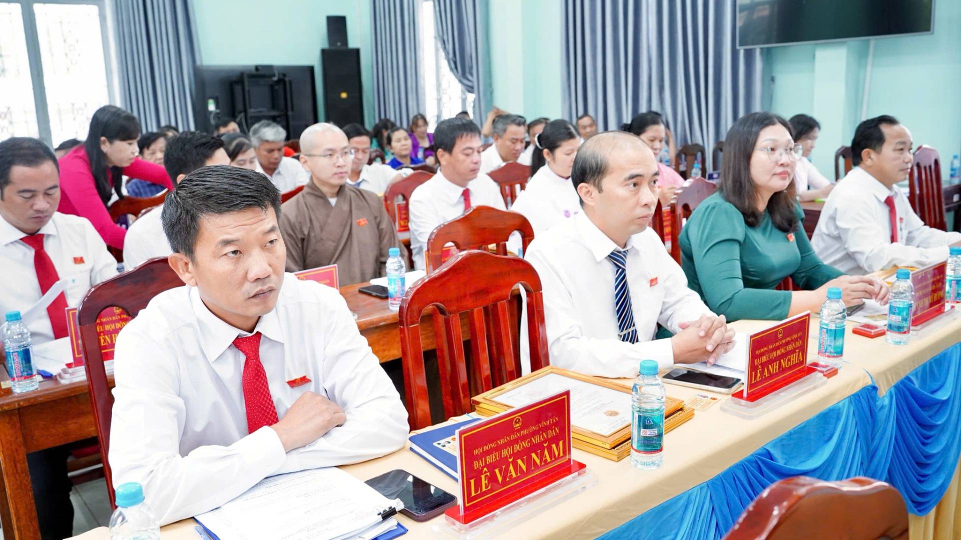 C&oacute; thể l&agrave; h&igrave;nh ảnh về một hoặc nhiều người v&agrave; văn bản