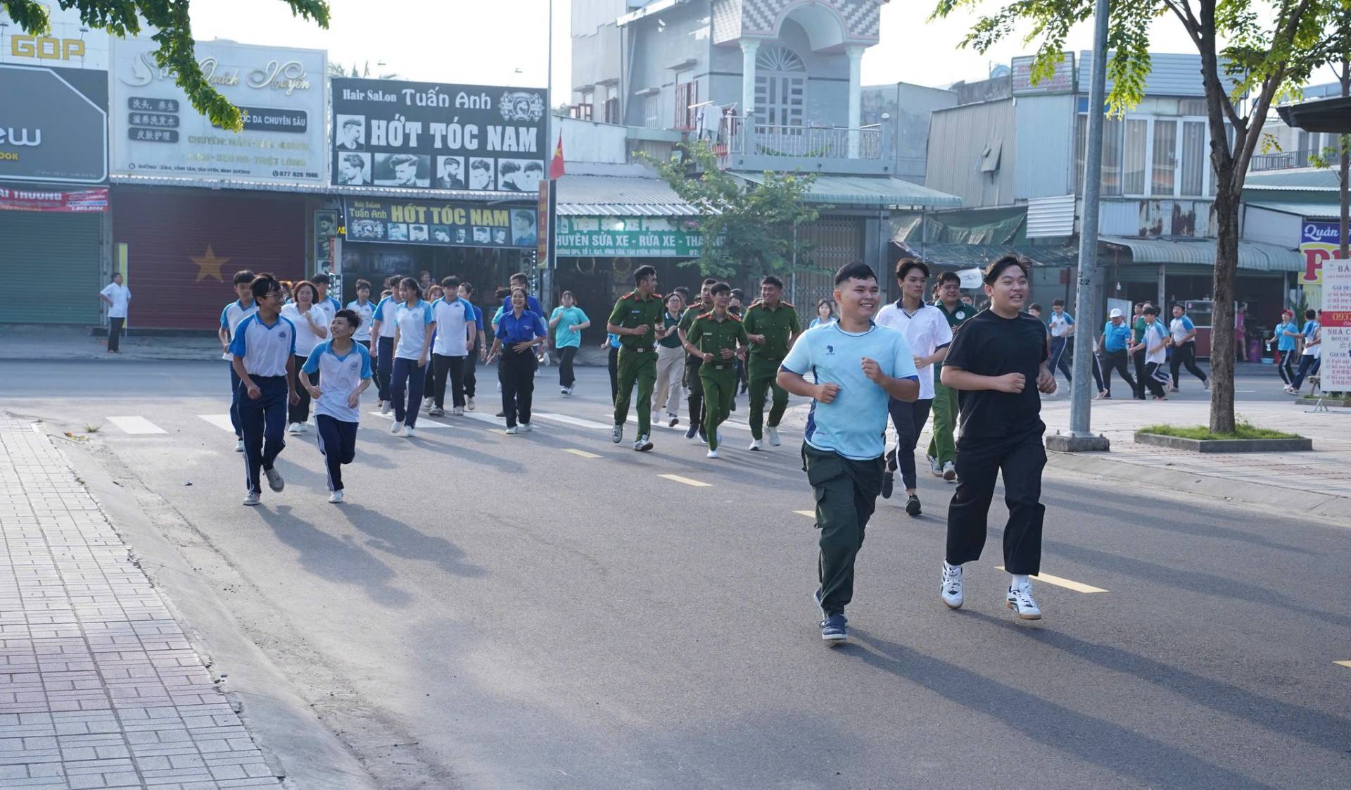 C&oacute; thể l&agrave; h&igrave;nh ảnh về một hoặc nhiều người, k&egrave;n clarinet, đ&aacute;m đ&ocirc;ng, đường phố v&agrave; văn bản