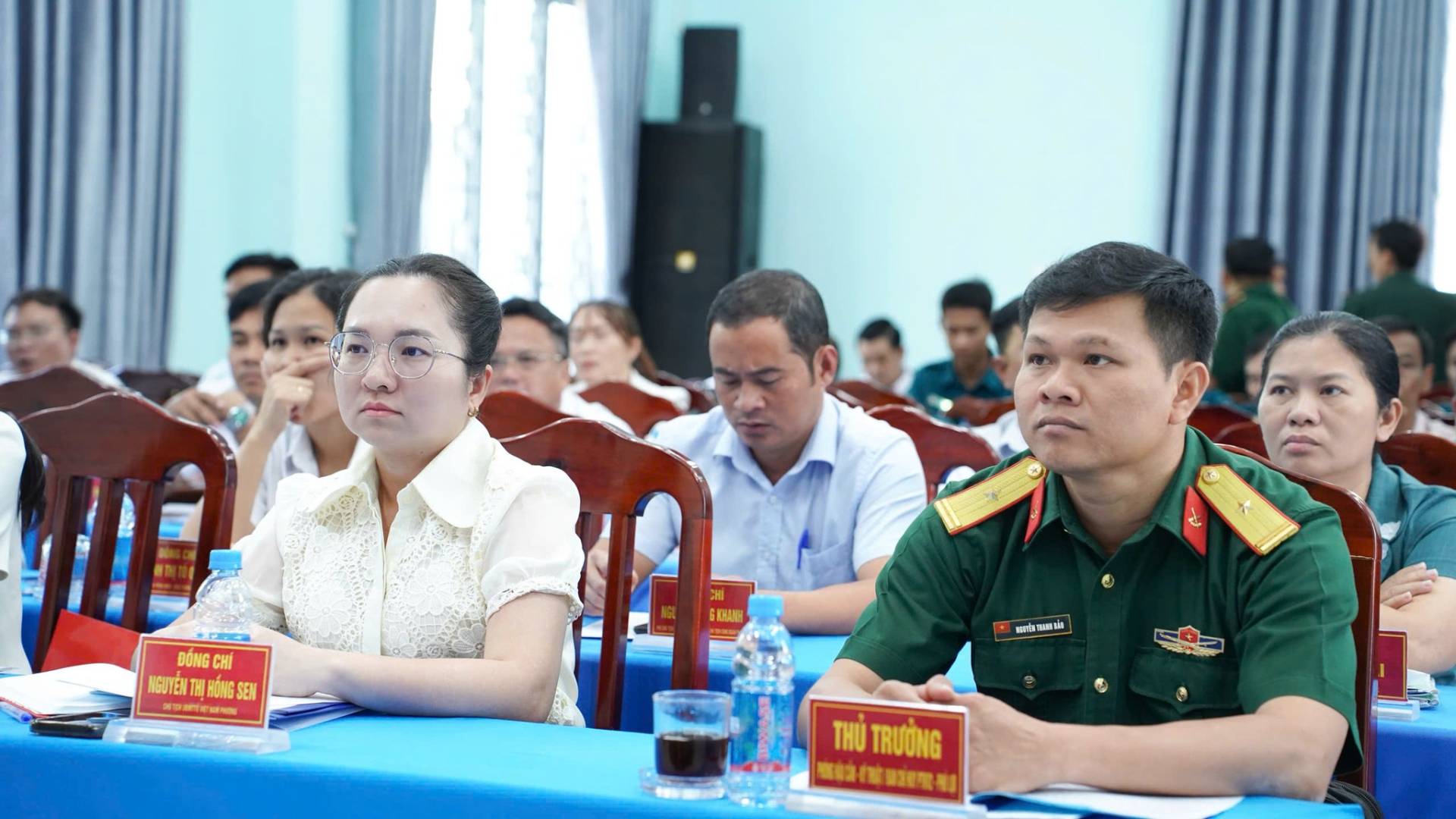 C&oacute; thể l&agrave; h&igrave;nh ảnh về một hoặc nhiều người v&agrave; văn bản