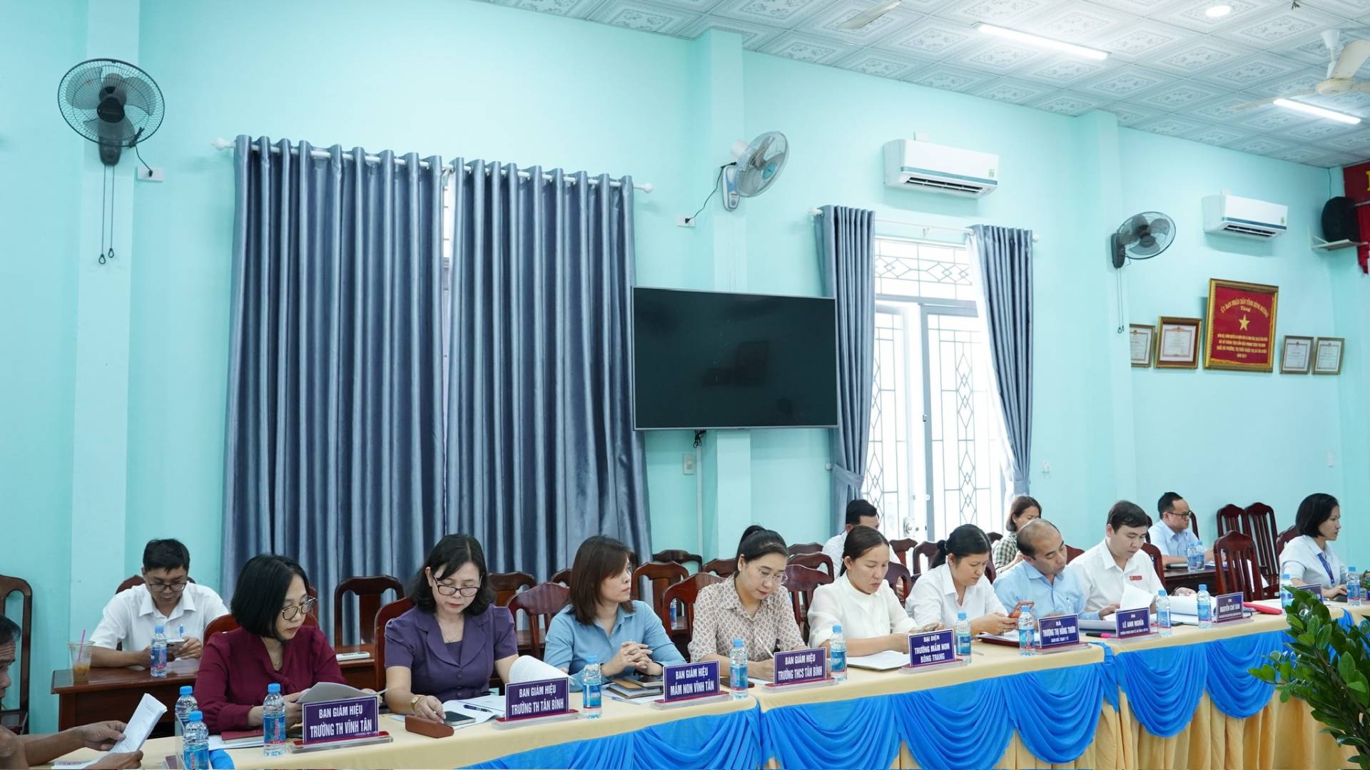 C&oacute; thể l&agrave; h&igrave;nh ảnh về một hoặc nhiều người, mọi người đang học, b&agrave;n v&agrave; văn bản