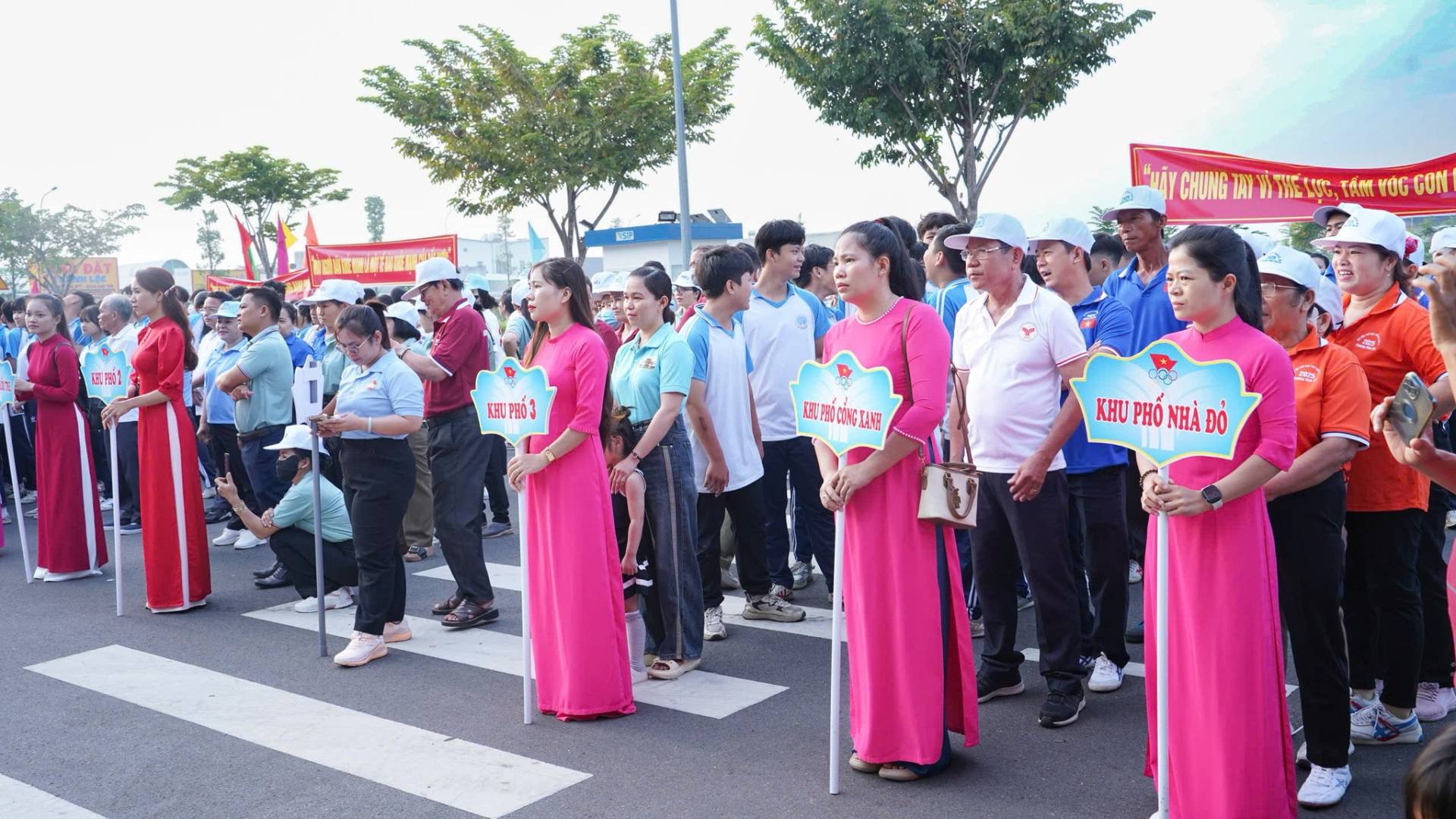 C&oacute; thể l&agrave; h&igrave;nh ảnh về một hoặc nhiều người v&agrave; văn bản