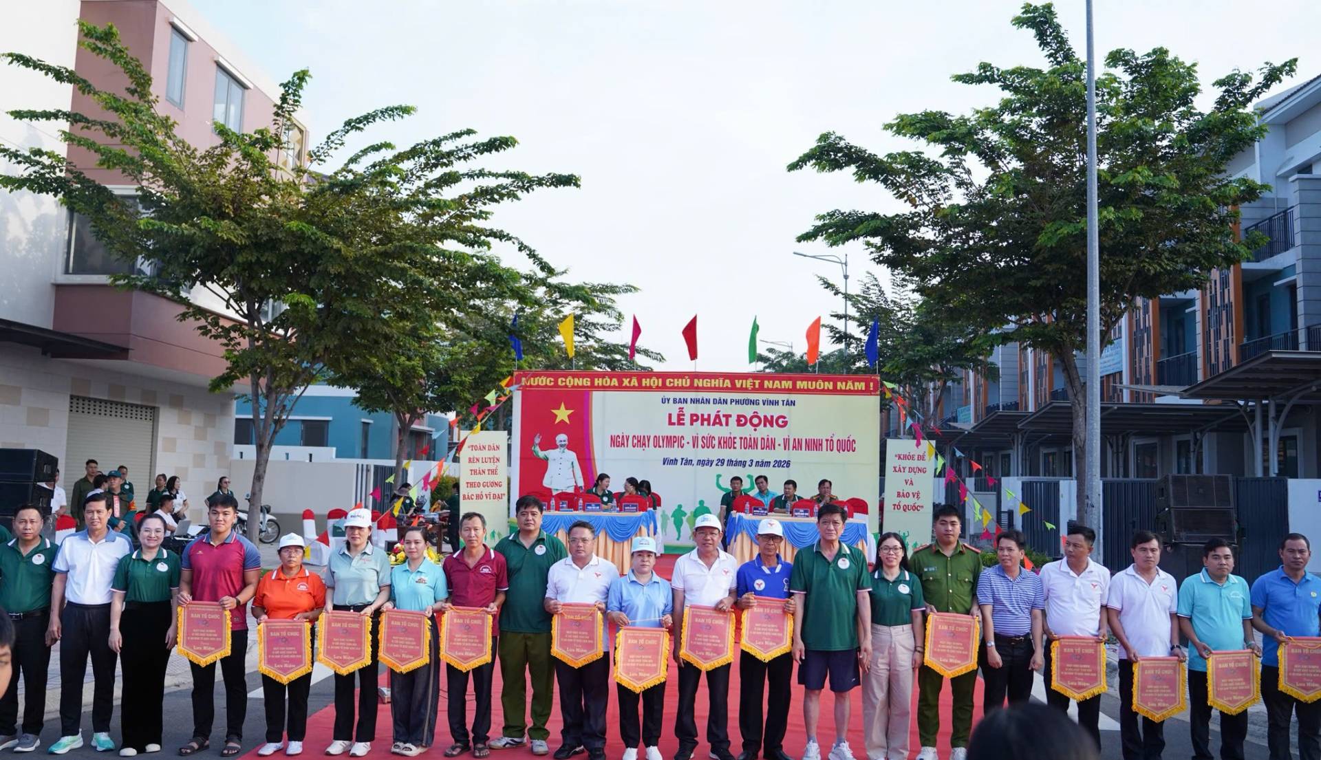 C&oacute; thể l&agrave; h&igrave;nh ảnh về một hoặc nhiều người, đ&aacute;m đ&ocirc;ng v&agrave; văn bản