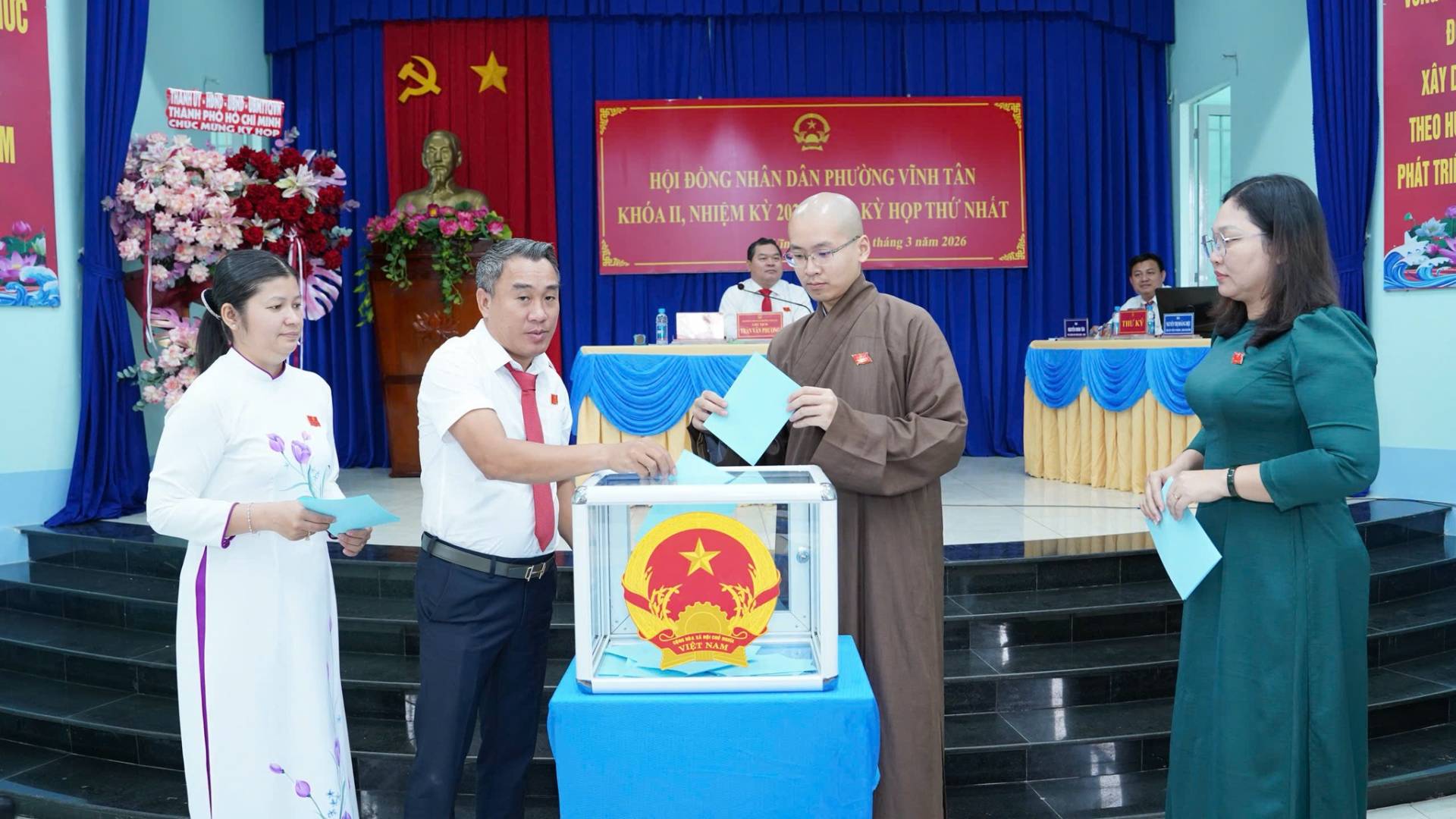 C&oacute; thể l&agrave; h&igrave;nh ảnh về c&aacute;i bục v&agrave; văn bản