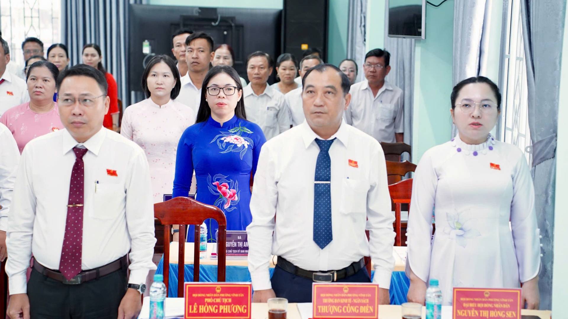 C&oacute; thể l&agrave; h&igrave;nh ảnh về một hoặc nhiều người, c&aacute;i bục v&agrave; văn bản