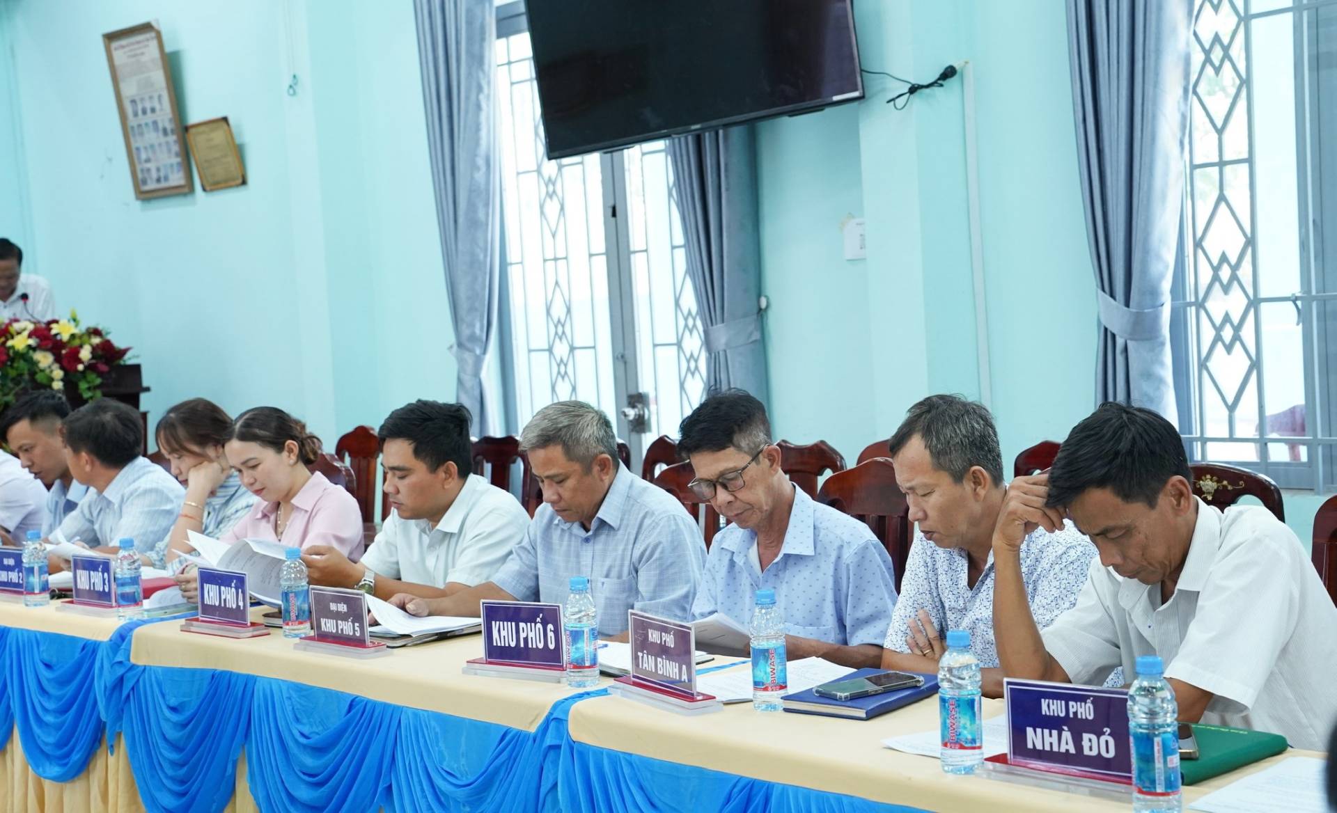 C&oacute; thể l&agrave; h&igrave;nh ảnh về một hoặc nhiều người, mọi người đang học, c&aacute;i bục v&agrave; văn bản