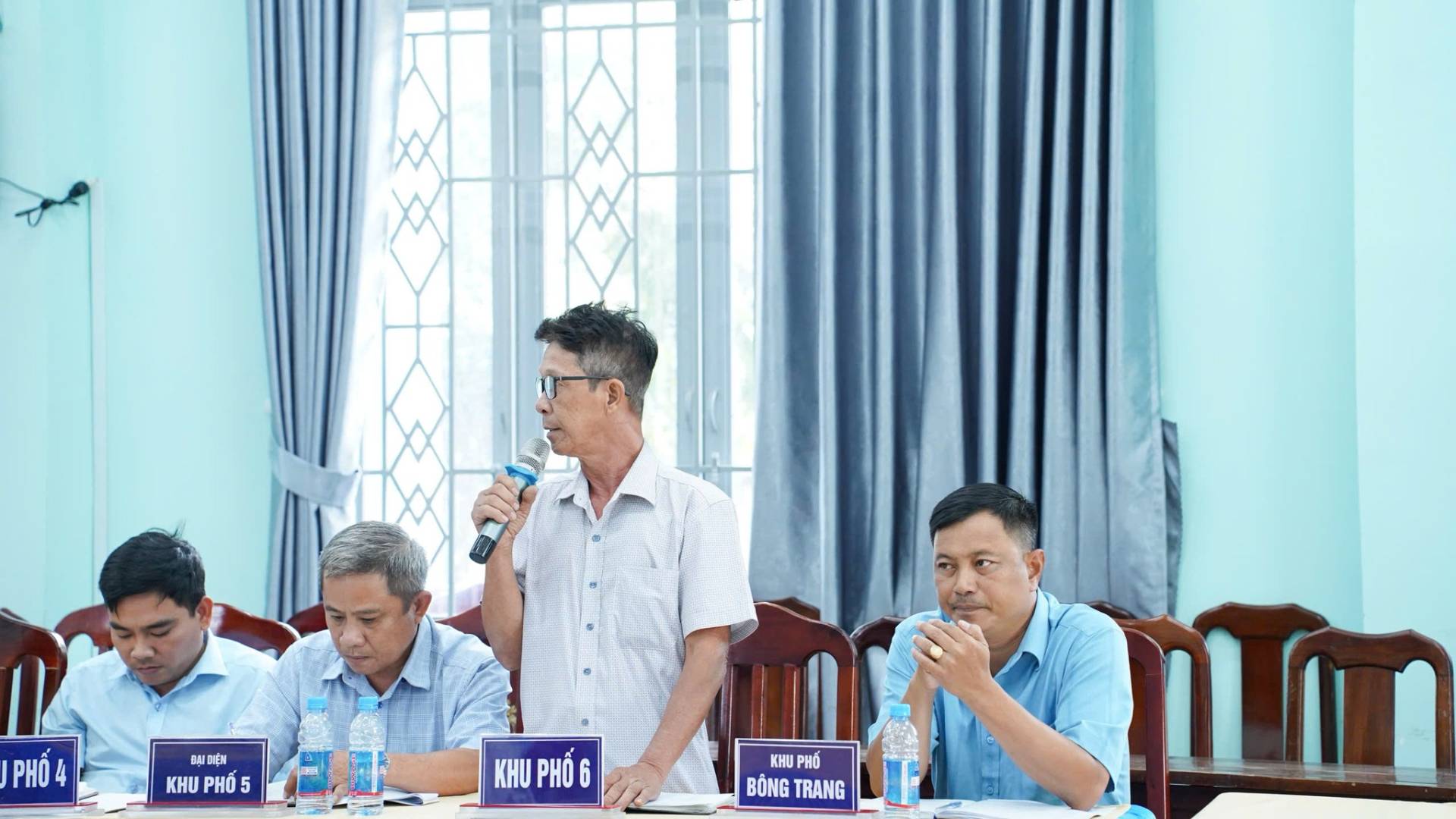 C&oacute; thể l&agrave; h&igrave;nh ảnh về một hoặc nhiều người, Ph&ograve;ng Bầu dục v&agrave; văn bản cho biết 'PHỐ4 บูก่ KHU PHỐ5 KHU KHUPHỐ6 PHỐG KHU KHUPI PHỐ B&Ocirc;NG TRANG'