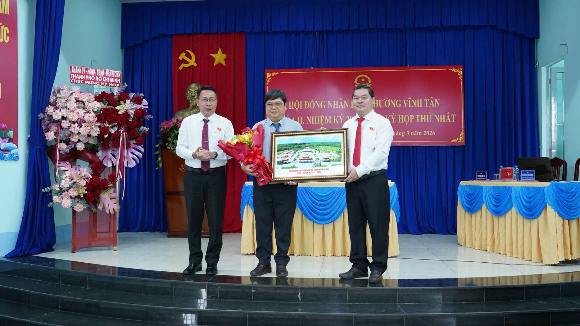 C&oacute; thể l&agrave; h&igrave;nh ảnh về c&aacute;i bục v&agrave; văn bản