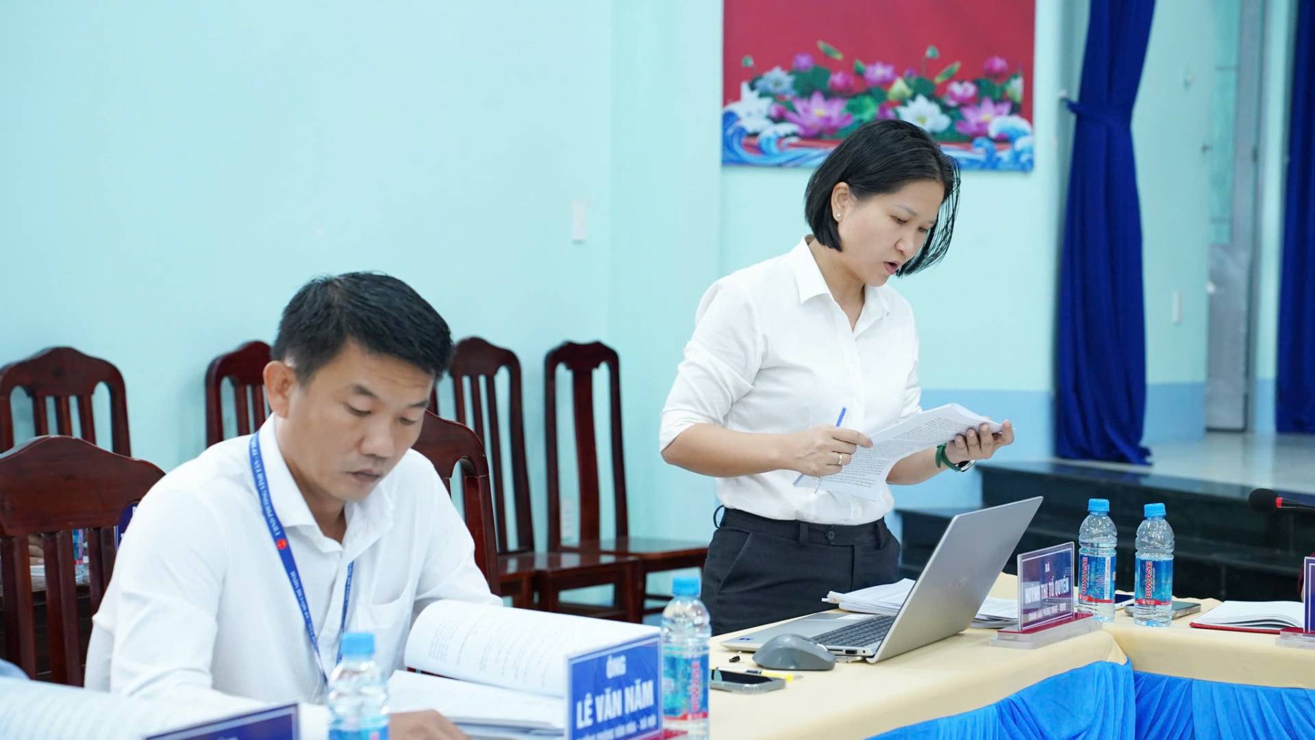 C&oacute; thể l&agrave; h&igrave;nh ảnh về một hoặc nhiều người, mọi người đang học v&agrave; văn bản