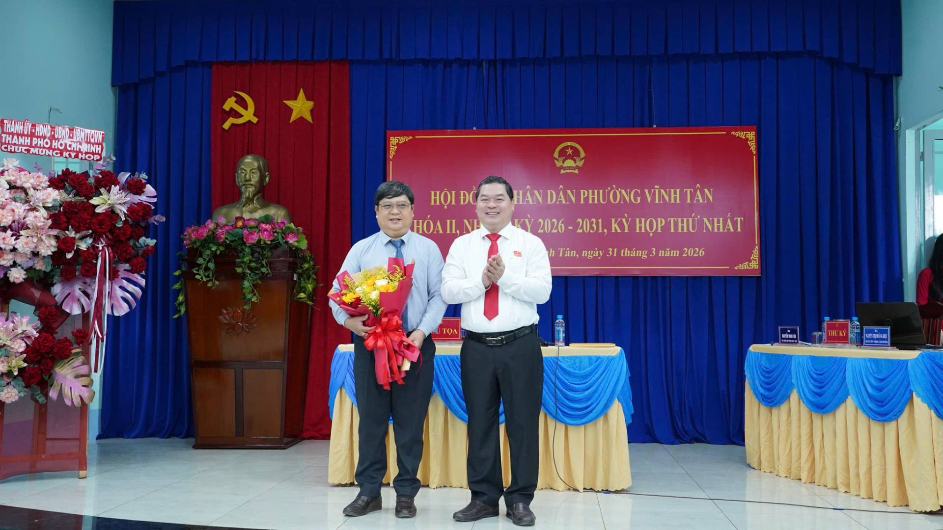 C&oacute; thể l&agrave; h&igrave;nh ảnh về c&aacute;i bục v&agrave; văn bản