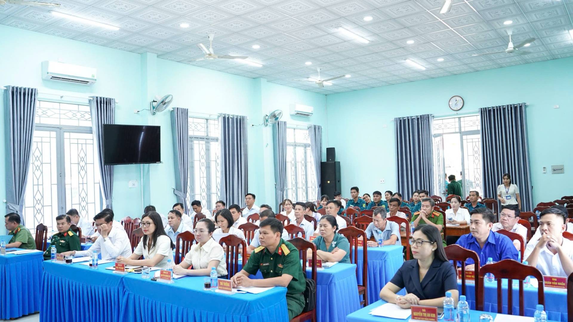 C&oacute; thể l&agrave; h&igrave;nh ảnh về một hoặc nhiều người, b&agrave;n v&agrave; c&aacute;i bục