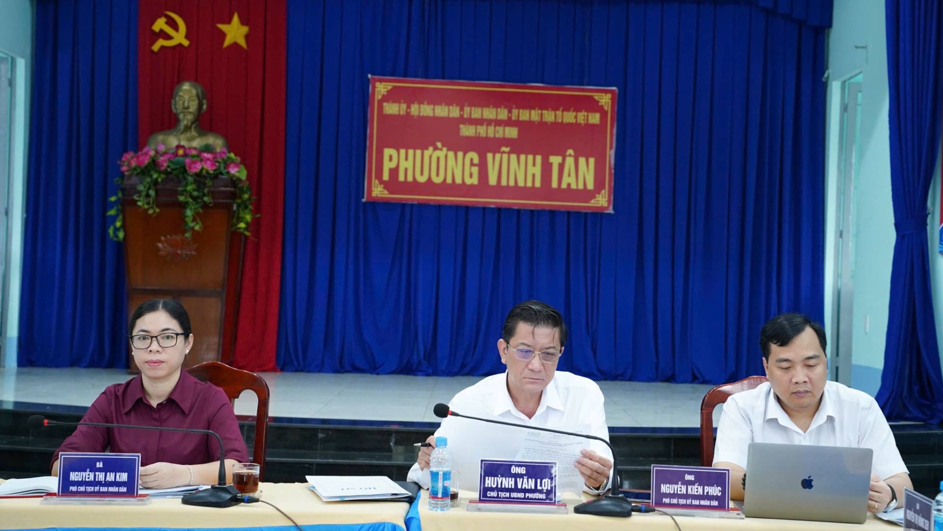 C&oacute; thể l&agrave; h&igrave;nh ảnh về ph&ograve;ng tin tức v&agrave; văn bản