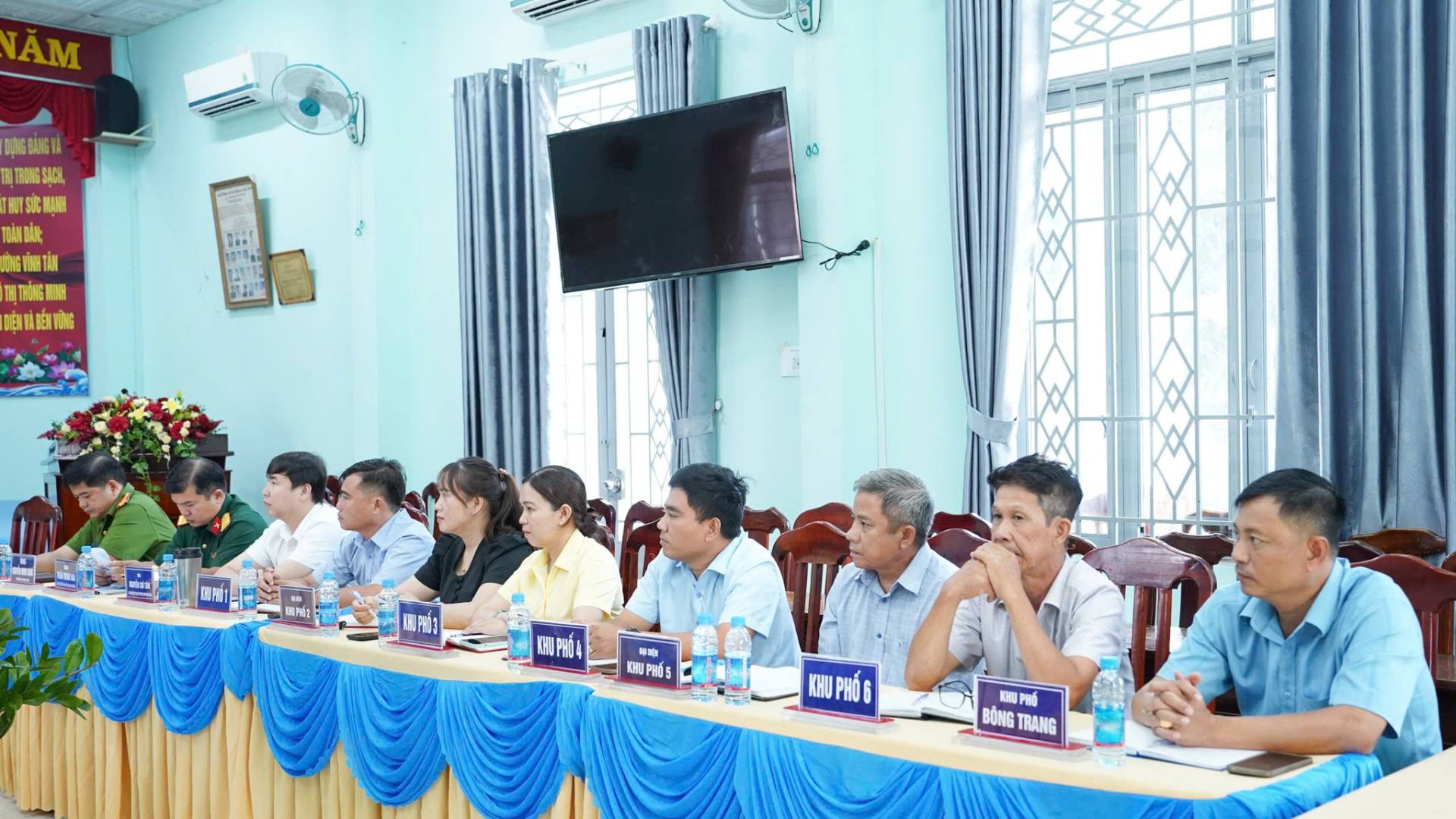 C&oacute; thể l&agrave; h&igrave;nh ảnh về một hoặc nhiều người, c&aacute;i bục v&agrave; văn bản