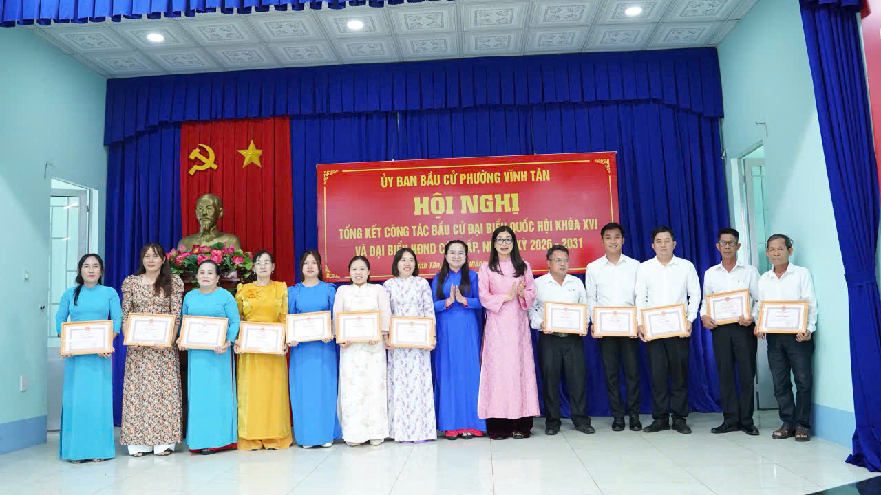 C&oacute; thể l&agrave; h&igrave;nh ảnh về một hoặc nhiều người, c&aacute;i bục v&agrave; văn bản cho biết '医图 স ỦY BAN BẤU CU PHƯƠNG VINH T&Acirc;N H&Ocirc;I NGHI TỐNG KẾT C&Ocirc;NG T&Aacute;C BẬU UCI CU ĐẠI BIẾU QuỐc HỘI KH&Oacute;A V&Agrave; ĐẠI .রम' UGNG HĐND &Aacute;P,N T&Yacute; 2026 2031 n面 T0 th&aacute;ng'