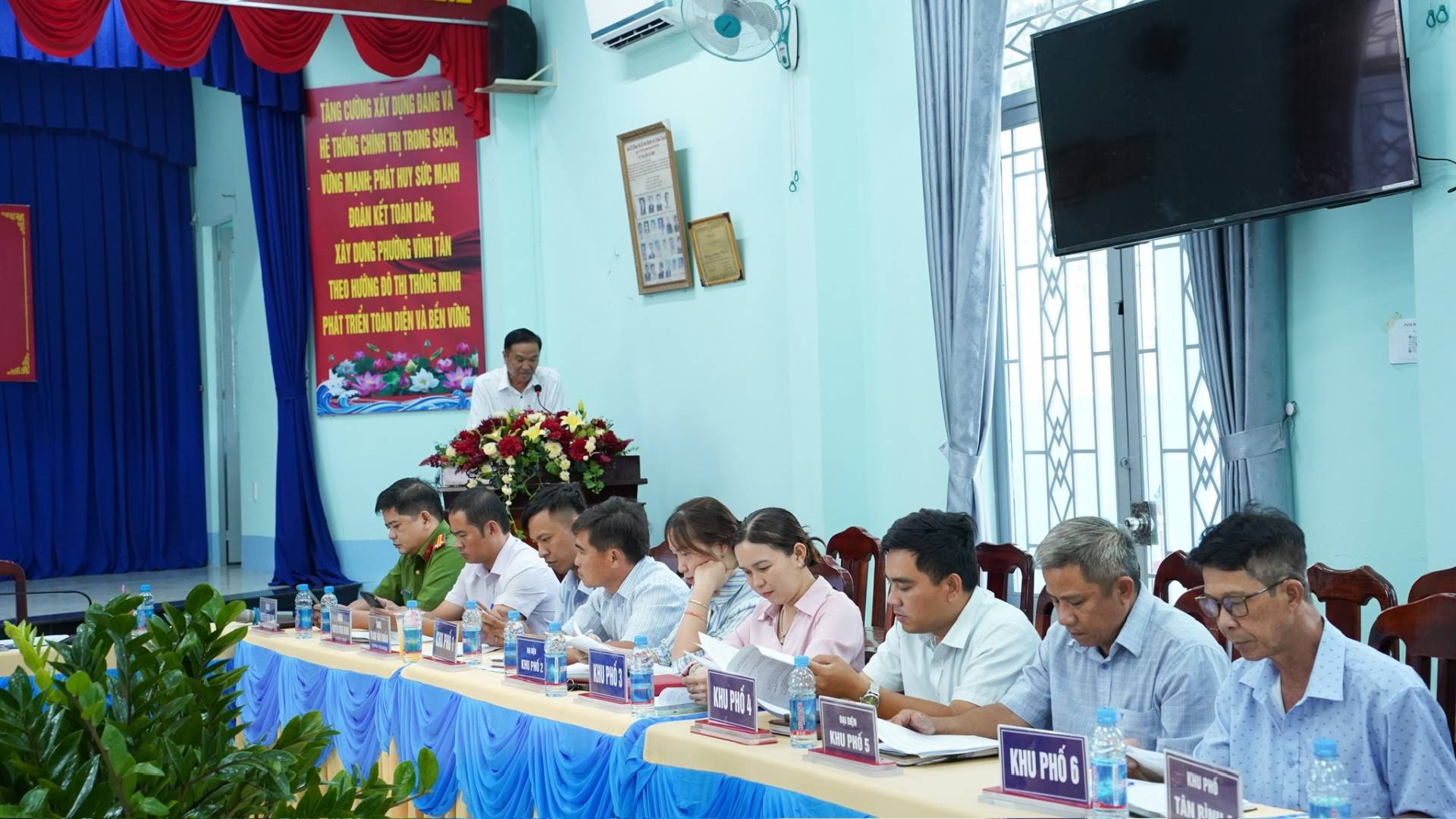 C&oacute; thể l&agrave; h&igrave;nh ảnh về một hoặc nhiều người v&agrave; văn bản