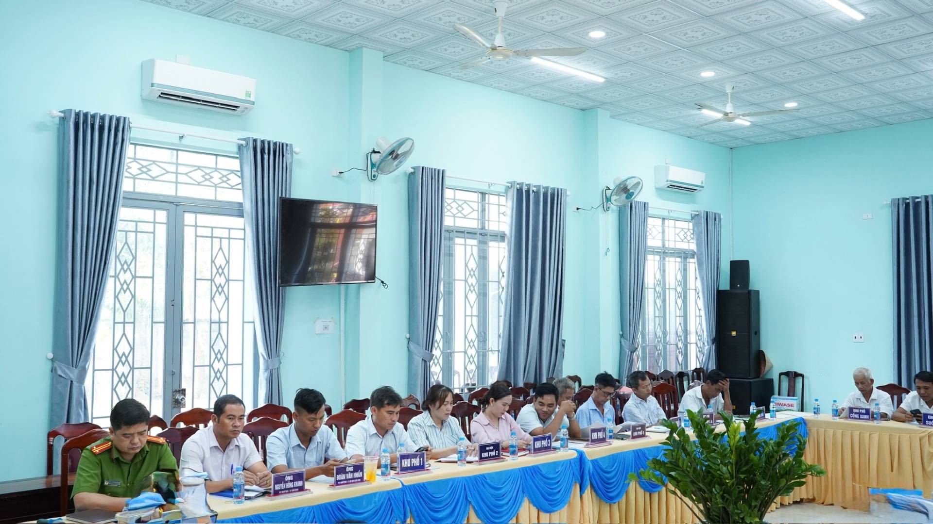 C&oacute; thể l&agrave; h&igrave;nh ảnh về b&agrave;n v&agrave; c&aacute;i bục