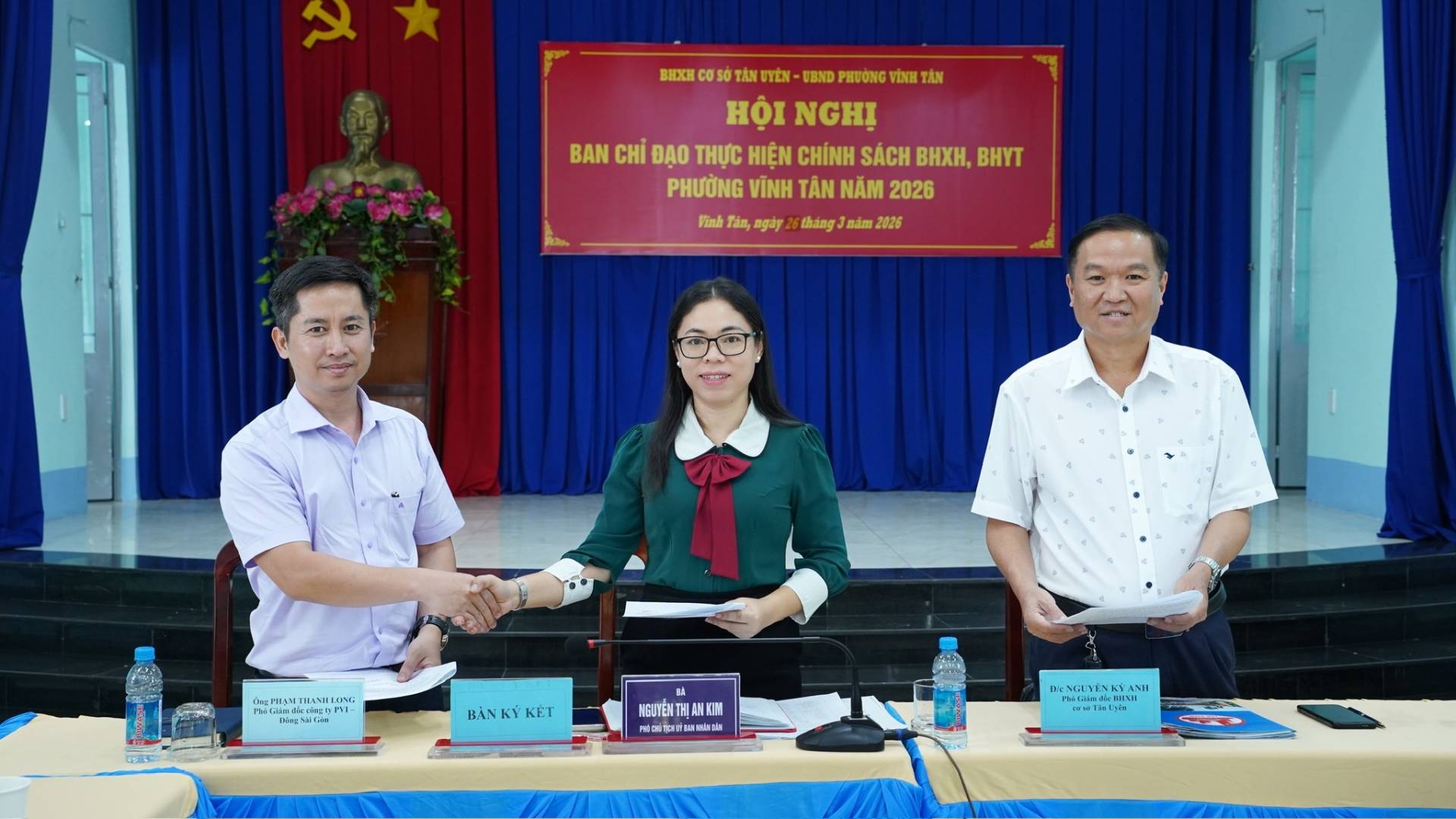 C&oacute; thể l&agrave; h&igrave;nh ảnh về đồ chơi trẻ em, c&aacute;i bục v&agrave; văn bản