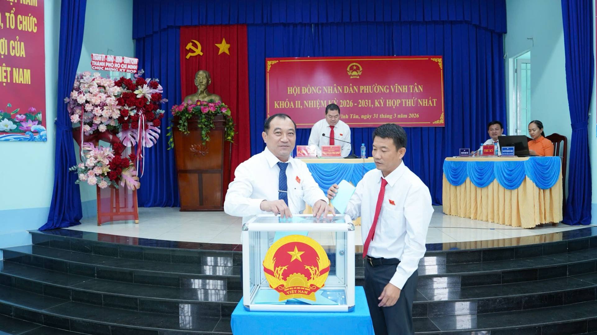 C&oacute; thể l&agrave; h&igrave;nh ảnh về &lrm;một hoặc nhiều người, c&aacute;i bục v&agrave; &lrm;văn bản cho biết '&lrm;mnIn TỔ CHỨC CỦA NAM 級 THANH איררן HoHO &Epsilon;p&alpha;&gamma;&Eta; HOP HỘI ĐONGNHAN &Beta;&Nu;&Nu;&Nu;&Upsilon;&Rho;&Mu;&Upsilon;Ф&Nu;&Upsilon;&Nu;&Eta;&Tau;&Nu; NH&Acirc;N D&Acirc;N PHƯỞNG V&Igrave;NH T&Acirc;N KH&Oacute;AII KH&Oacute;AII,NHIỆM U, NHIỆM &gamma;ύ 2026 -2031, Ky HỌP HỌPTHỦ THỨ NHẤT nh T&acirc;n, ng&agrave;y thảng เลีท M26 慧基・車 VIETXAN&lrm;'&lrm;&lrm;