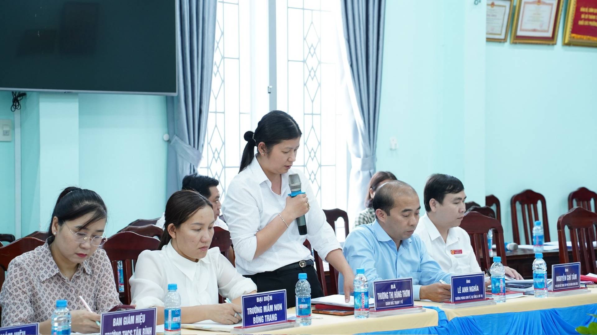 C&oacute; thể l&agrave; h&igrave;nh ảnh về một hoặc nhiều người, c&aacute;i bục v&agrave; văn bản