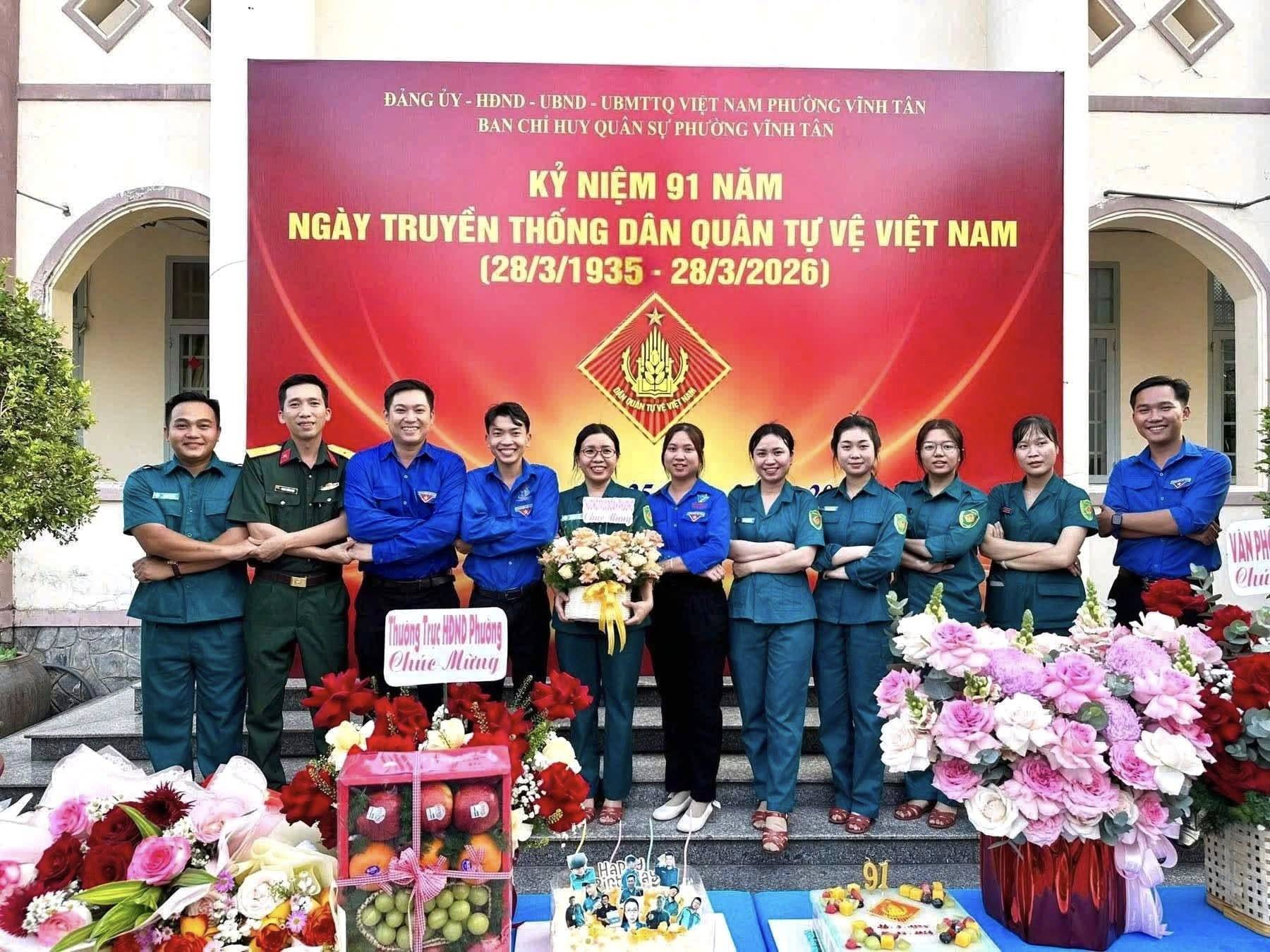 Có thể là hình ảnh về văn bản cho biết 'ĐĂNGÜ UY HDND UBND VIỆT NAM PHU ONG VÌNH TÂN BAN CHI HUY QUAN SỰ PHƯỞNG VINH TÂN κί NIỆM 91 NĂM NGÀY TRUYỂN THỐNG DÂN QUÂN TỰ VỆ VIỆT NAM (28/3/1935 28/3/2026) படுக்ா TREVET ThuơngTroc.EDNDPhương Chúe Mitny P'