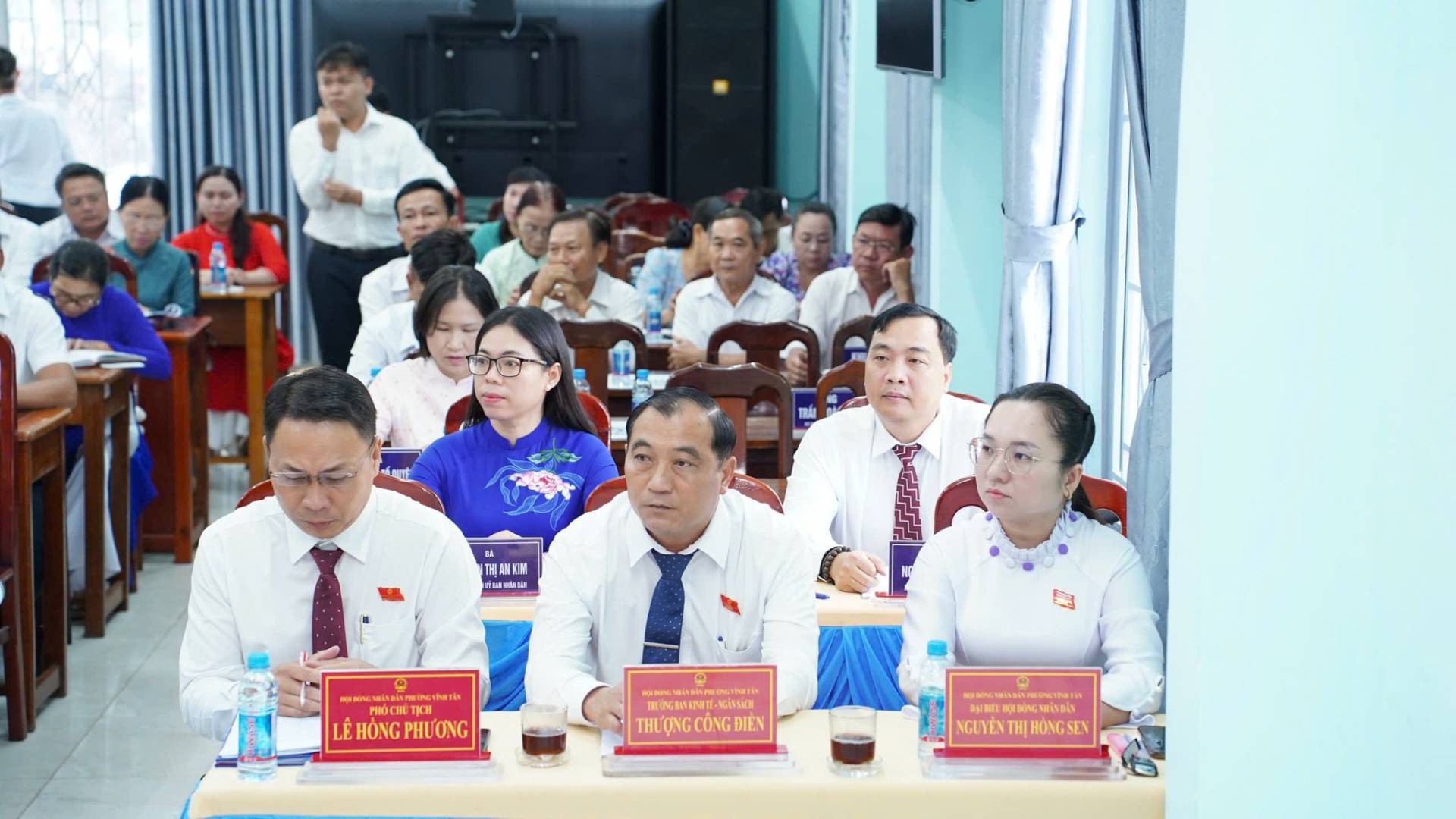 C&oacute; thể l&agrave; h&igrave;nh ảnh về một hoặc nhiều người v&agrave; văn bản