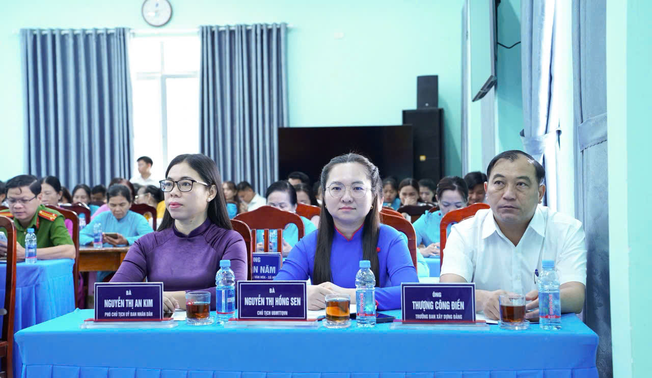 C&oacute; thể l&agrave; h&igrave;nh ảnh về một hoặc nhiều người, c&aacute;i bục v&agrave; văn bản