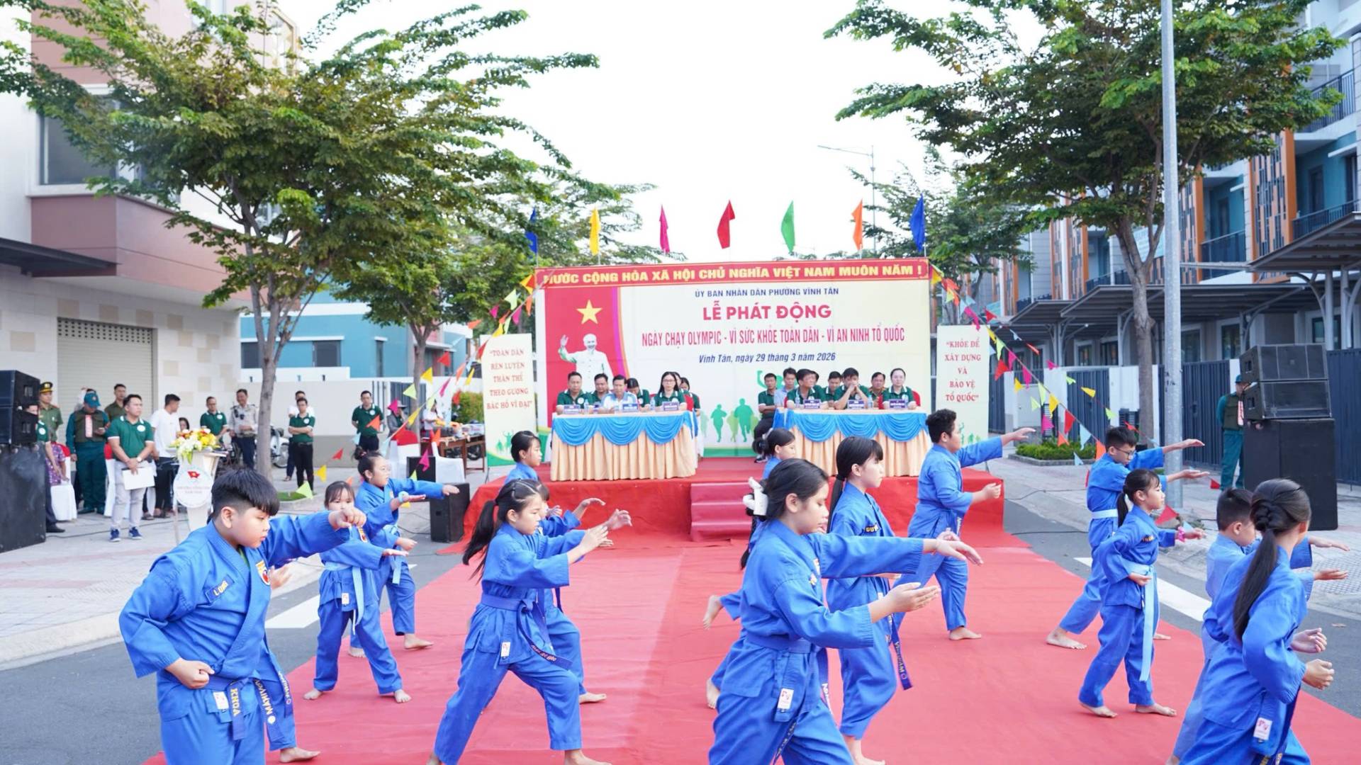 C&oacute; thể l&agrave; h&igrave;nh ảnh về một hoặc nhiều người, đang tr&igrave;nh diễn v&otilde; thuật v&agrave; đường phố