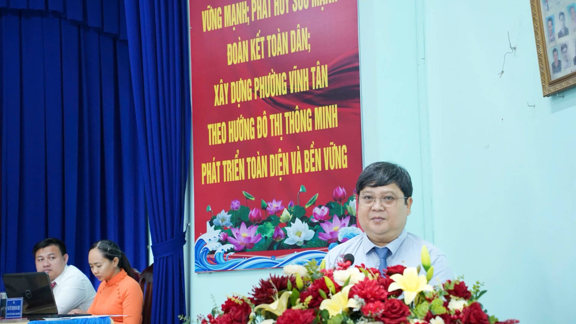 C&oacute; thể l&agrave; h&igrave;nh ảnh về một hoặc nhiều người v&agrave; văn bản