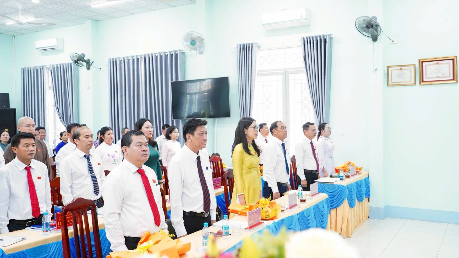 C&oacute; thể l&agrave; h&igrave;nh ảnh về một hoặc nhiều người v&agrave; đ&aacute;m cưới